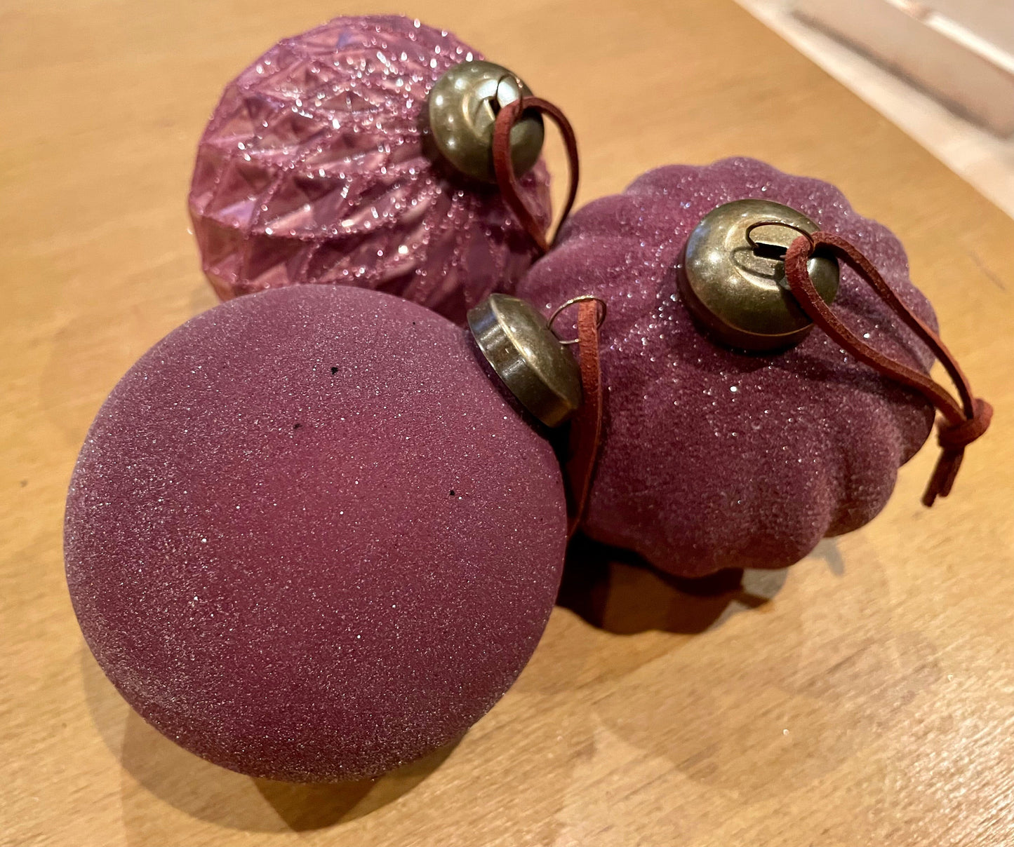3er Set Christbaum Kugel, Weihnachtsschmuck, Relief, Mauve Weihnachten Alpenfunkeln