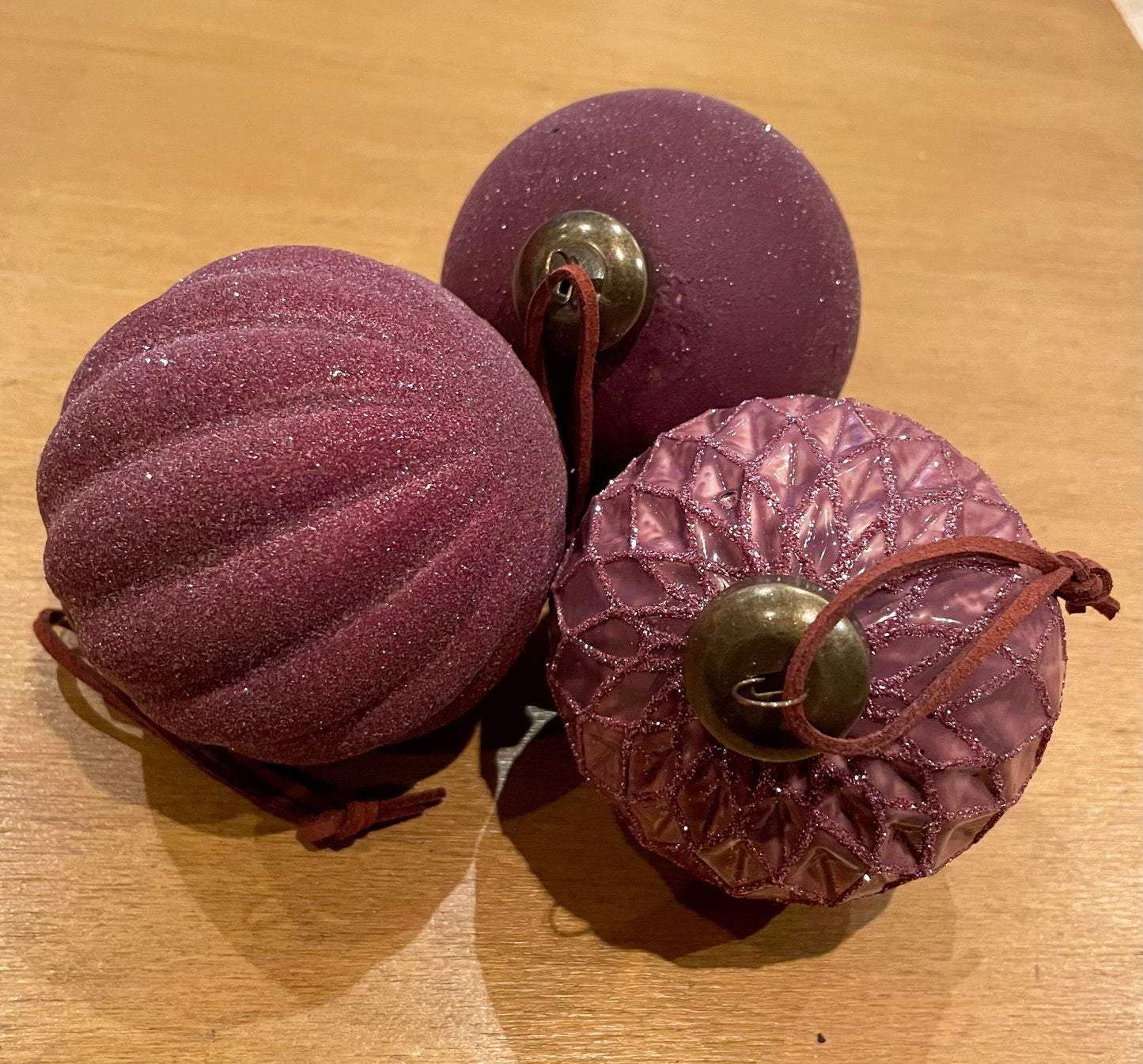 3er Set Christbaum Kugel, Weihnachtsschmuck, Relief, Mauve Weihnachten Alpenfunkeln