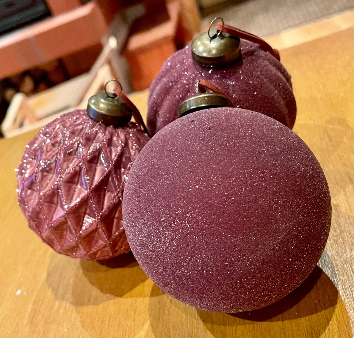 3er Set Christbaum Kugel, Weihnachtsschmuck, Relief, Mauve Weihnachten Alpenfunkeln