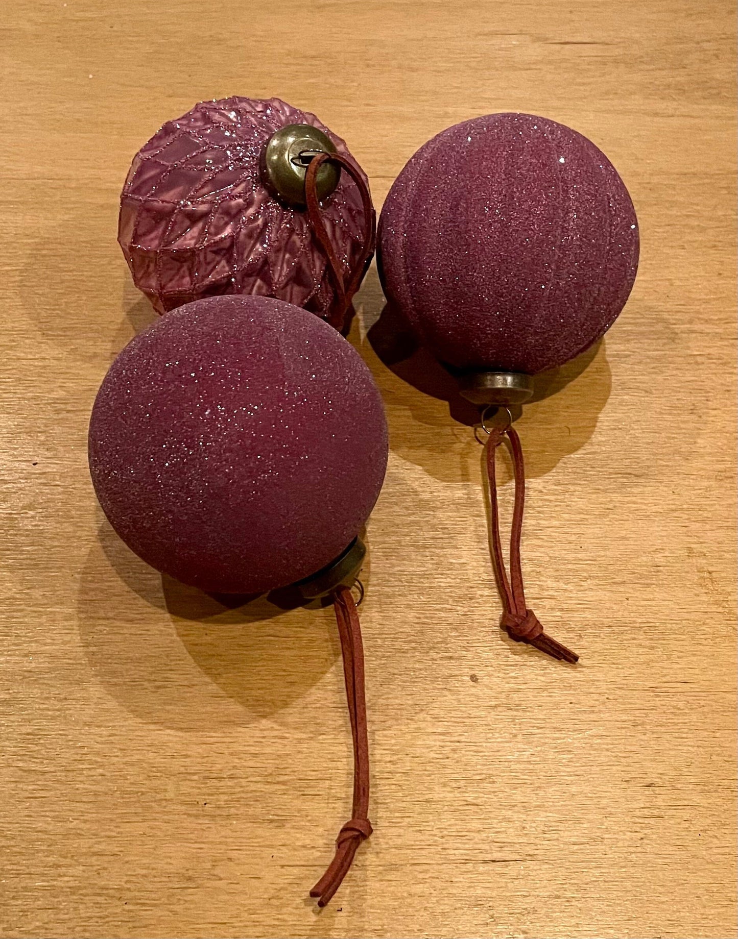3er Set Christbaum Kugel, Weihnachtsschmuck, Relief, Mauve Weihnachten Alpenfunkeln