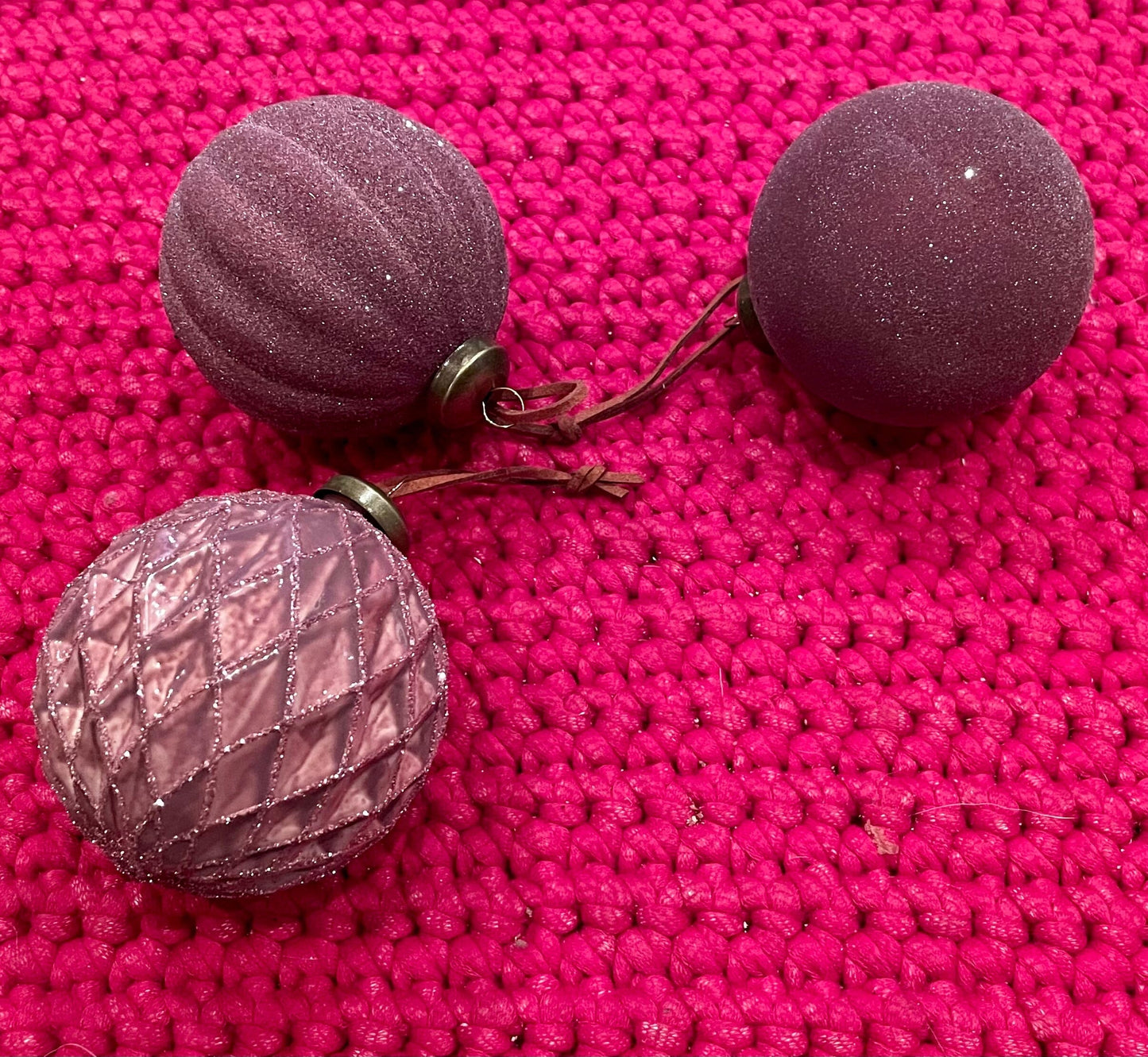 3er Set Christbaum Kugel, Weihnachtsschmuck, Relief, Mauve Weihnachten Alpenfunkeln