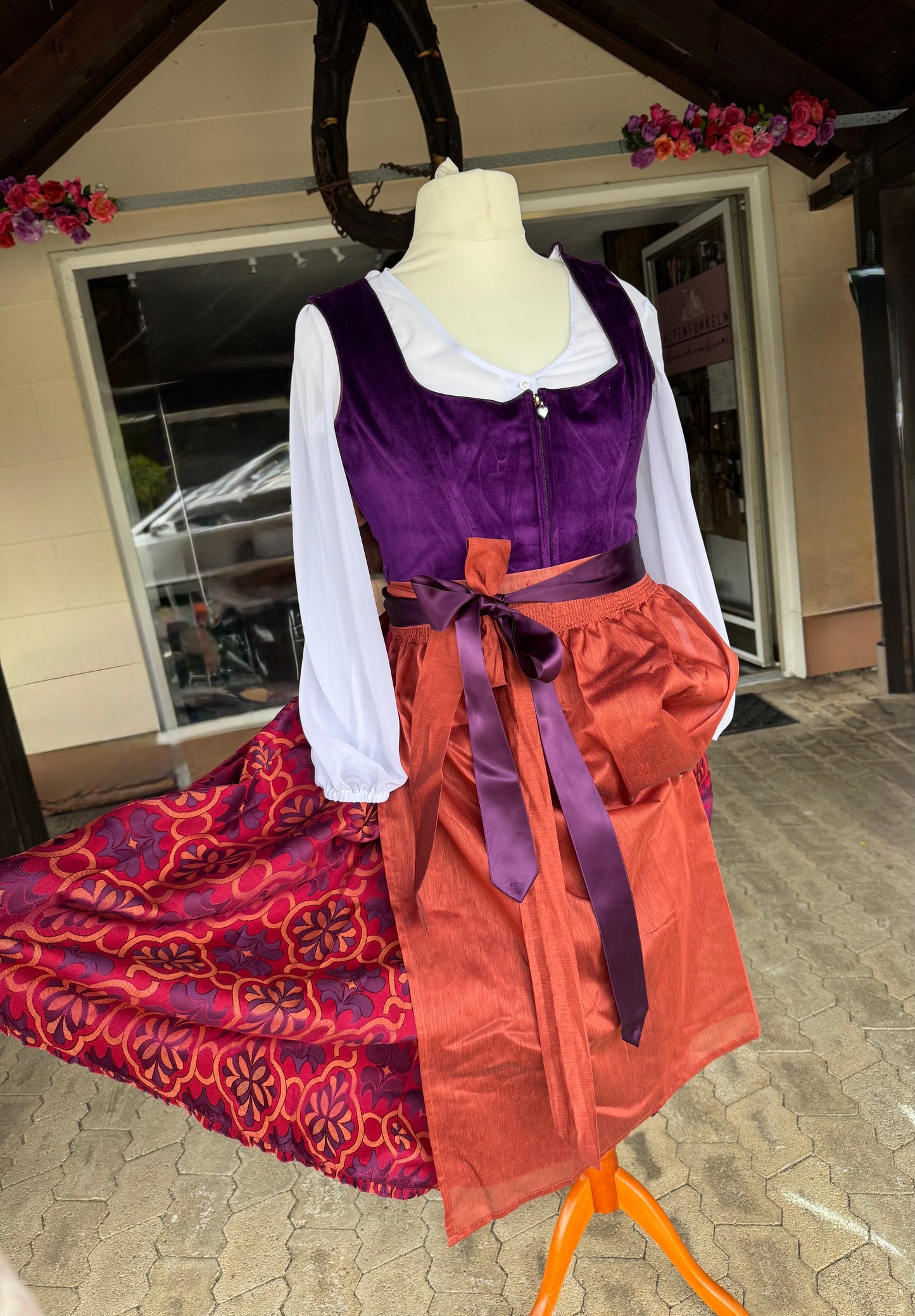 Dirndl Alpenfee, Fabienne, Orange, lila, rot, Samtdirndl, 75cm