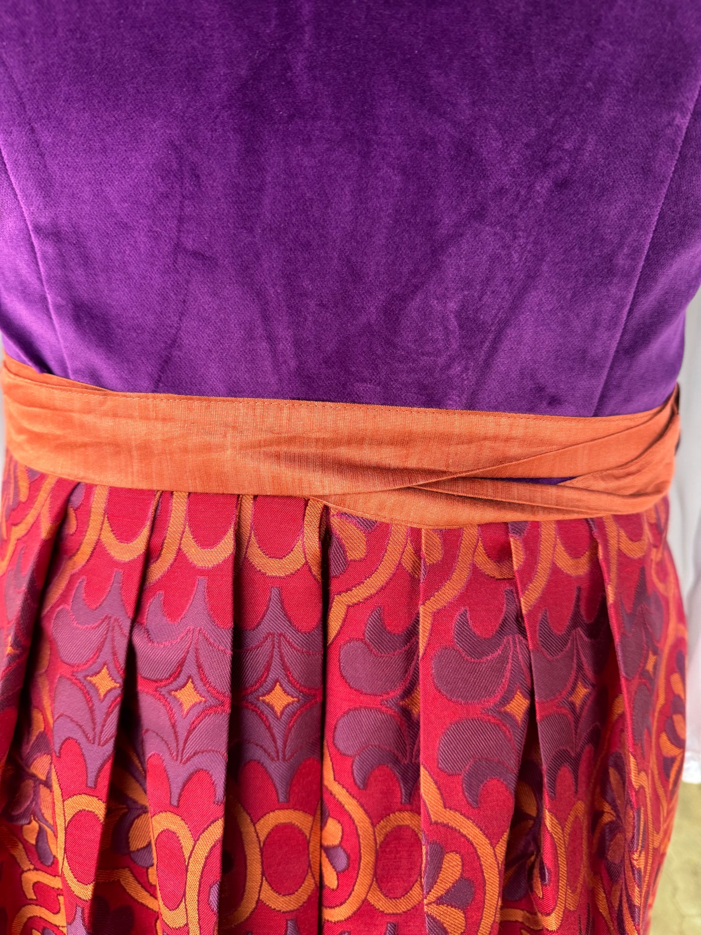 Dirndl Alpenfee, Fabienne, Orange, lila, rot, Samtdirndl, 75cm