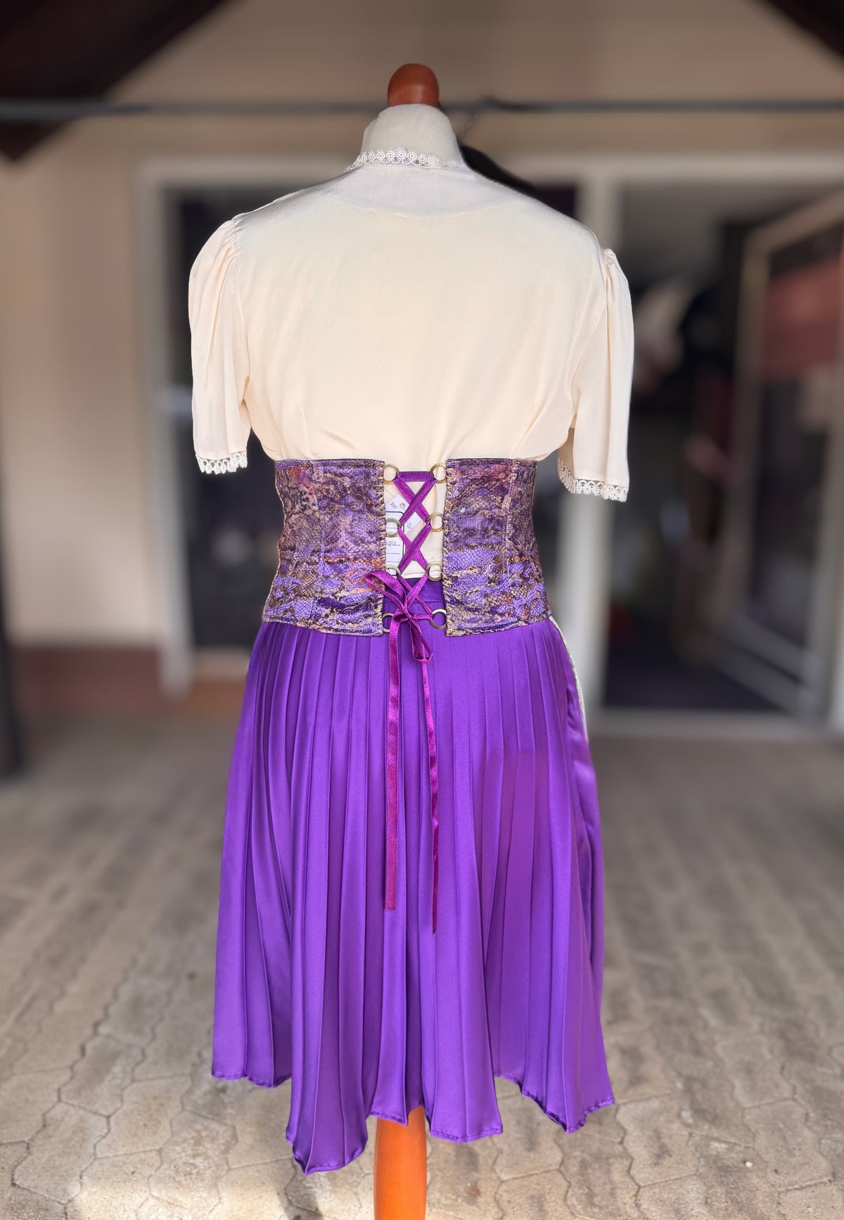 Tian von Tastique Dirndl, 4-Teiler Mieder, Rock, Schürze, lila, Gr. 38 Unikat
