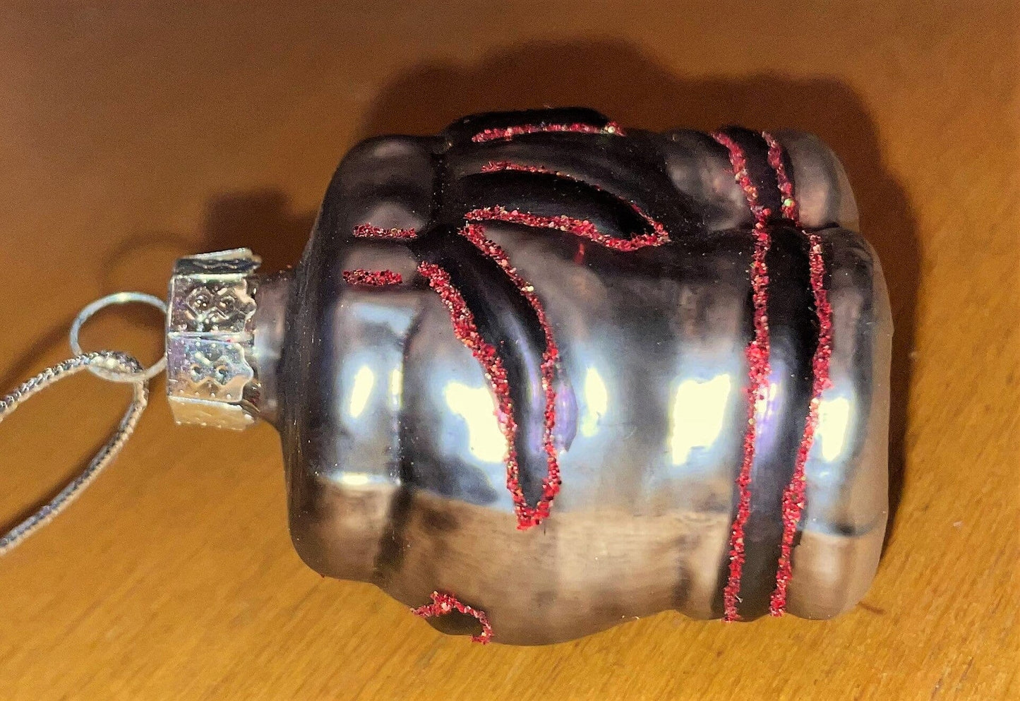 Christbaum Kugel, Weihnachtsschmuck, Lederhose schwarz rot Weihnachten Alpenfunkeln
