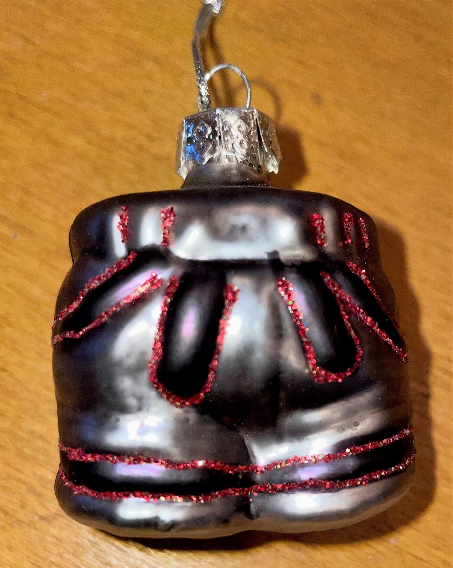 Christbaum Kugel, Weihnachtsschmuck, Lederhose schwarz rot Weihnachten Alpenfunkeln