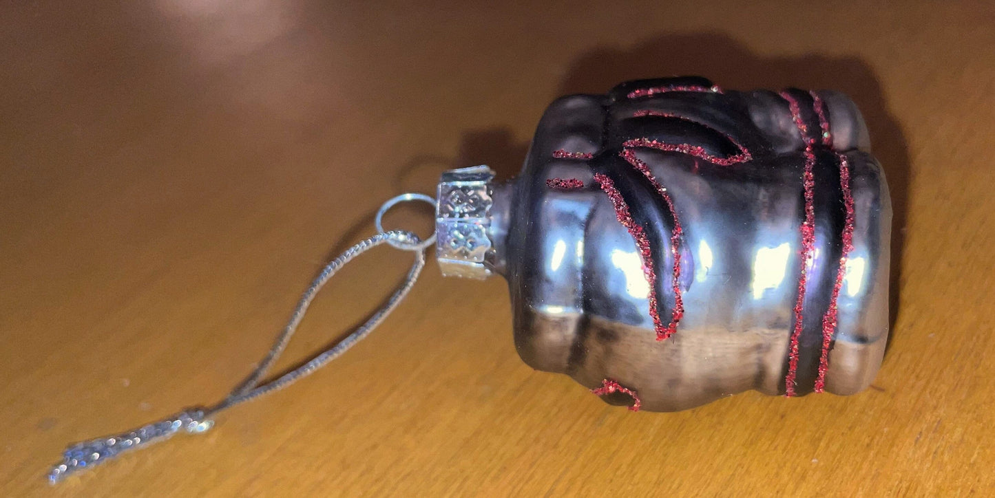 Christbaum Kugel, Weihnachtsschmuck, Lederhose schwarz rot Weihnachten Alpenfunkeln