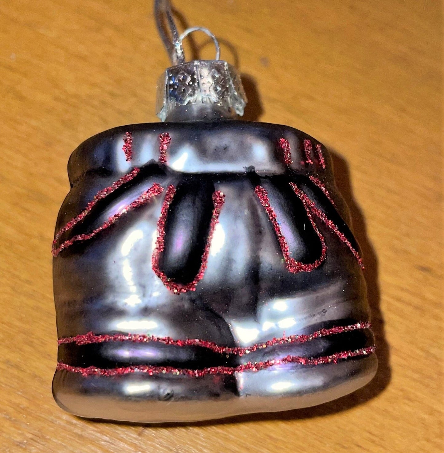 Christbaum Kugel, Weihnachtsschmuck, Lederhose schwarz rot Weihnachten Alpenfunkeln