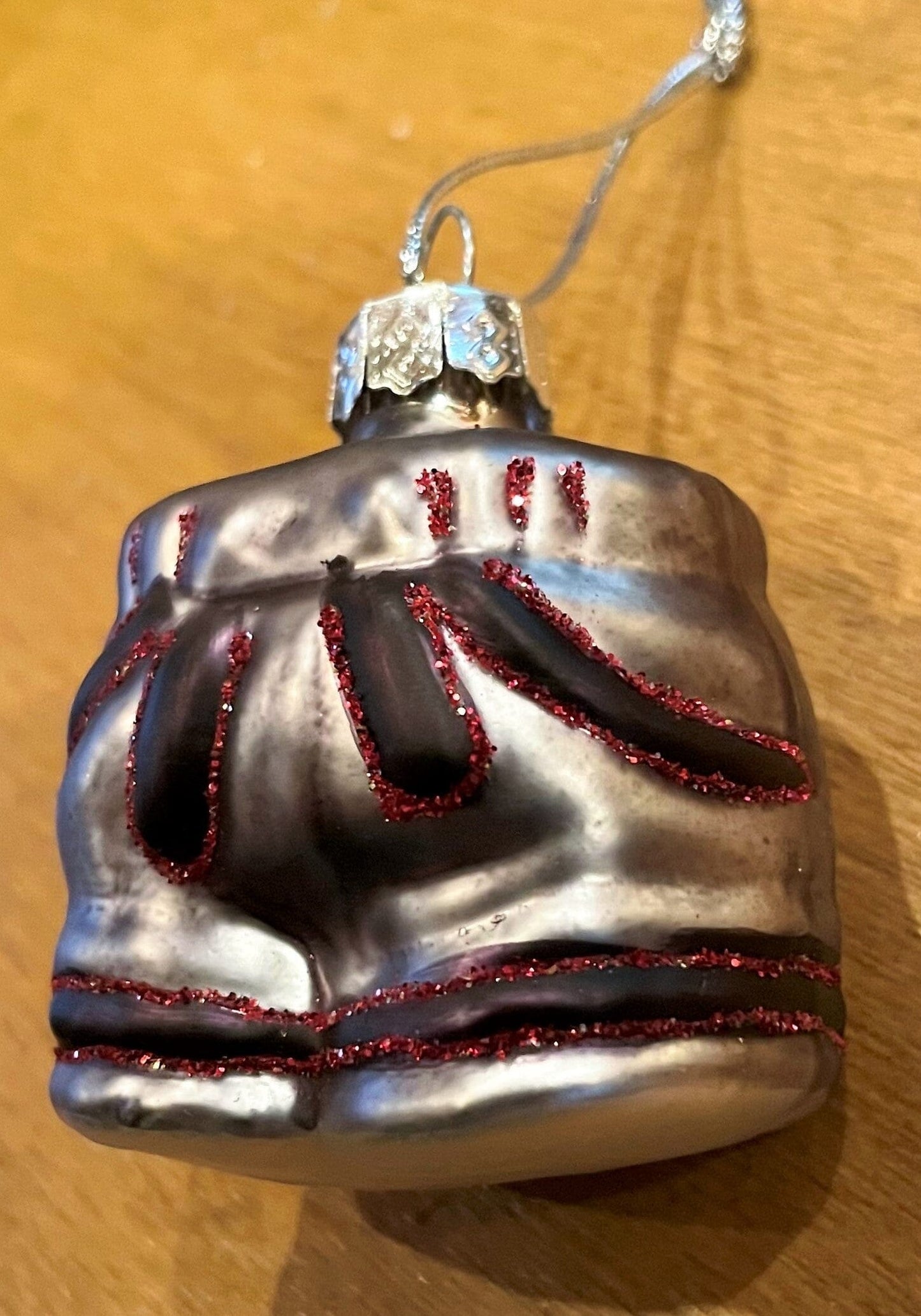 Christbaum Kugel, Weihnachtsschmuck, Lederhose schwarz rot Weihnachten Alpenfunkeln