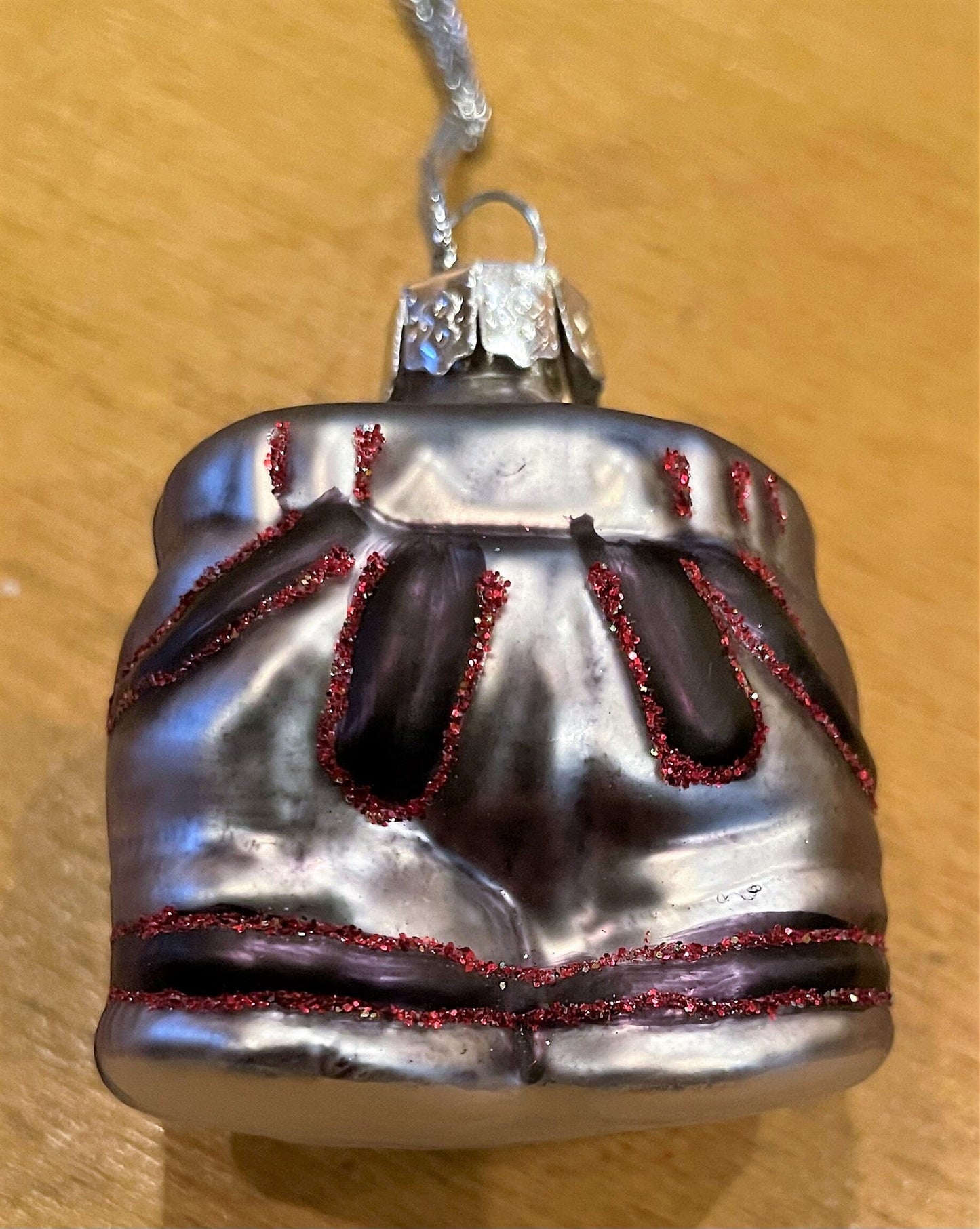 Christbaum Kugel, Weihnachtsschmuck, Lederhose schwarz rot Weihnachten Alpenfunkeln