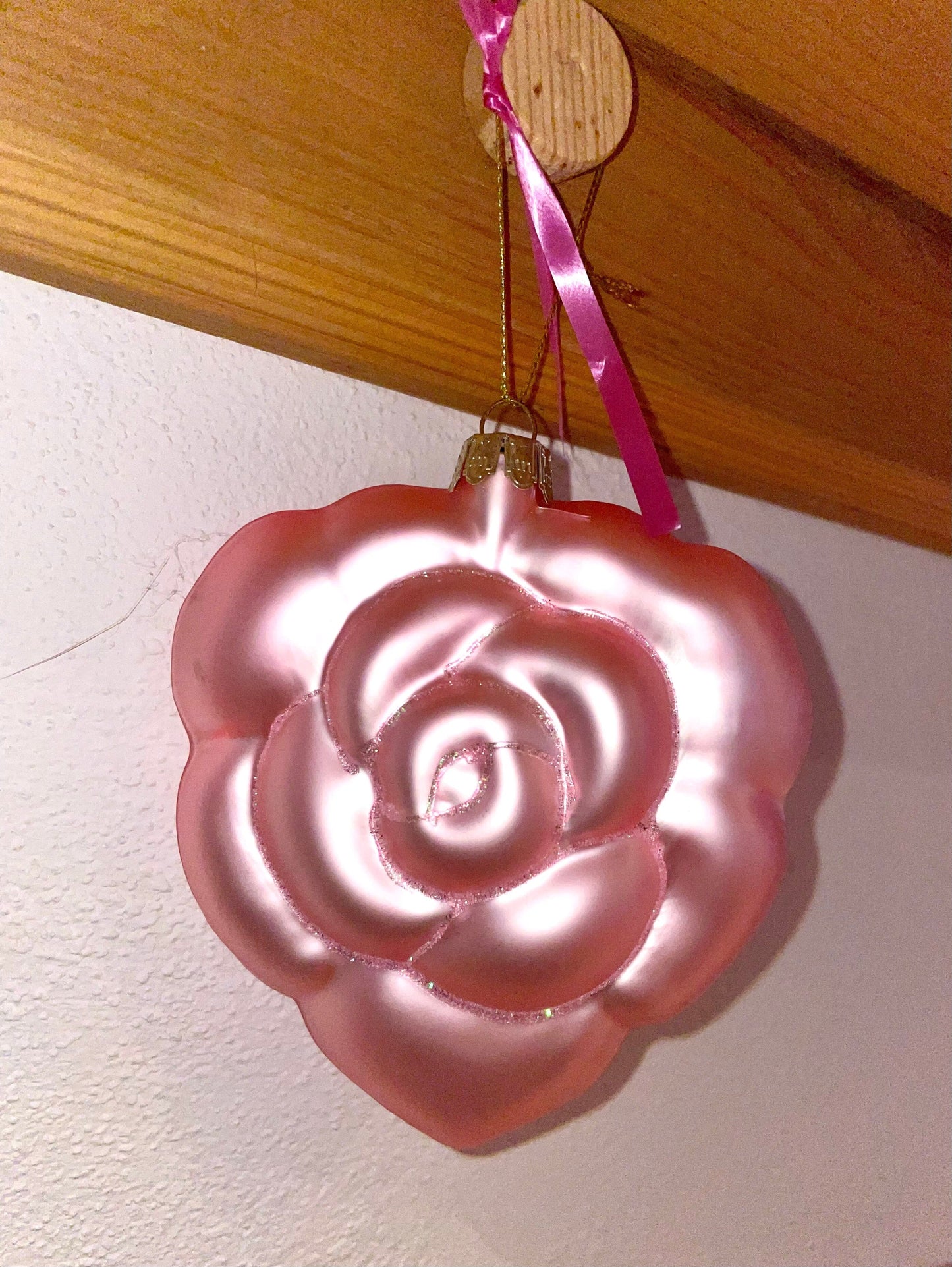 Christbaum Kugel, Weihnachtsschmuck, Rosenblüte, rosa Weihnachten Alpenfunkeln