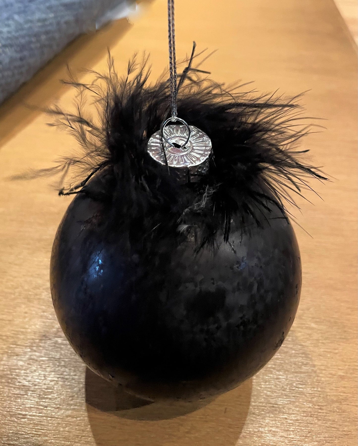 Christbaum Kugel, Weihnachtsschmuck, schwarz, Federn, grau Weihnachten Alpenfunkeln