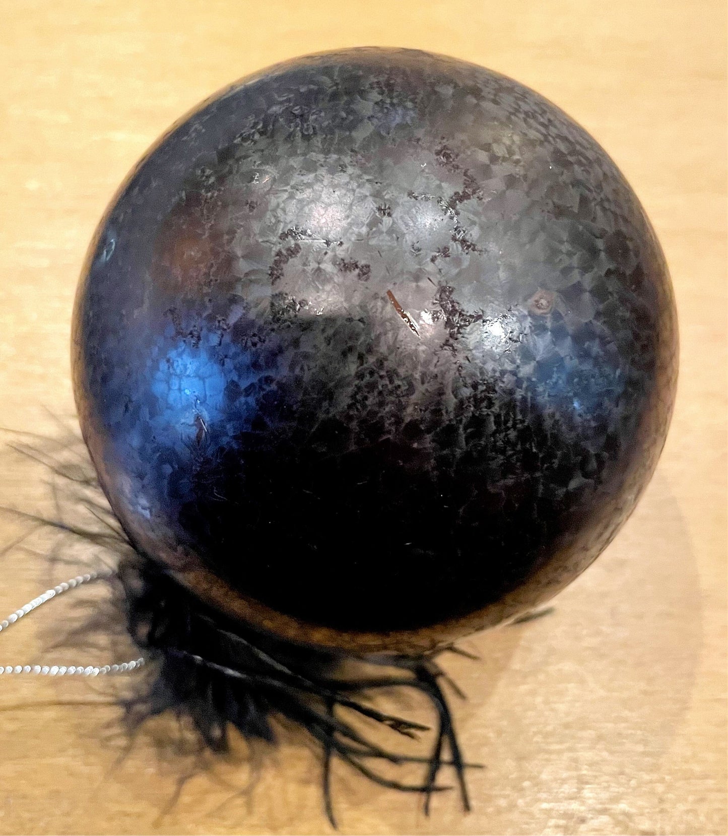 Christbaum Kugel, Weihnachtsschmuck, schwarz, Federn, grau Weihnachten Alpenfunkeln