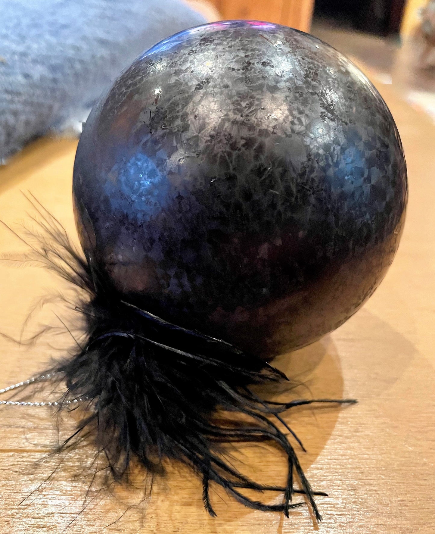 Christbaum Kugel, Weihnachtsschmuck, schwarz, Federn, grau Weihnachten Alpenfunkeln