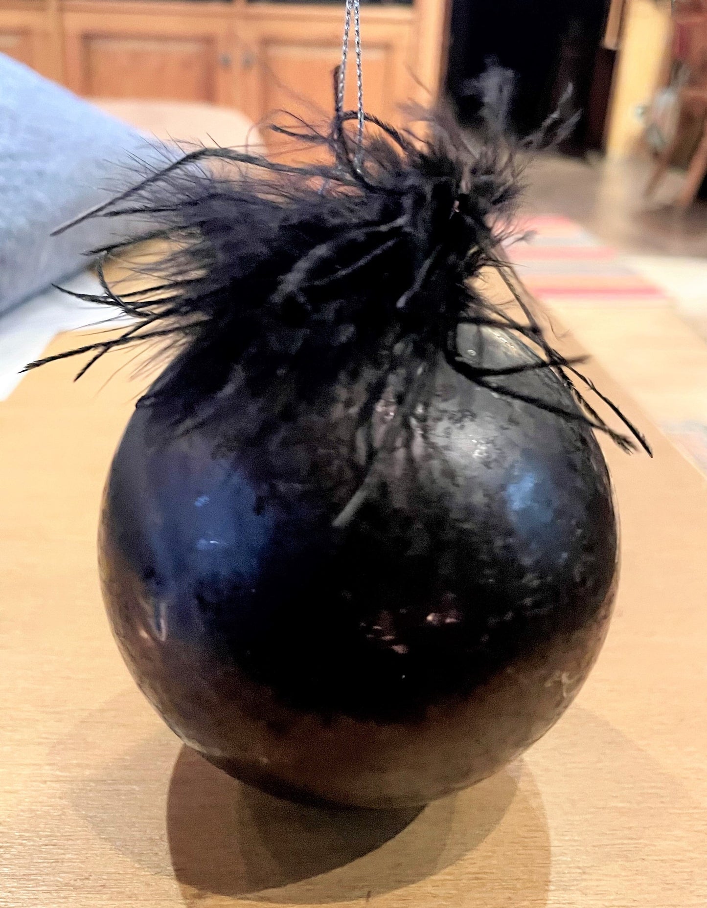 Christbaum Kugel, Weihnachtsschmuck, schwarz, Federn, grau Weihnachten Alpenfunkeln
