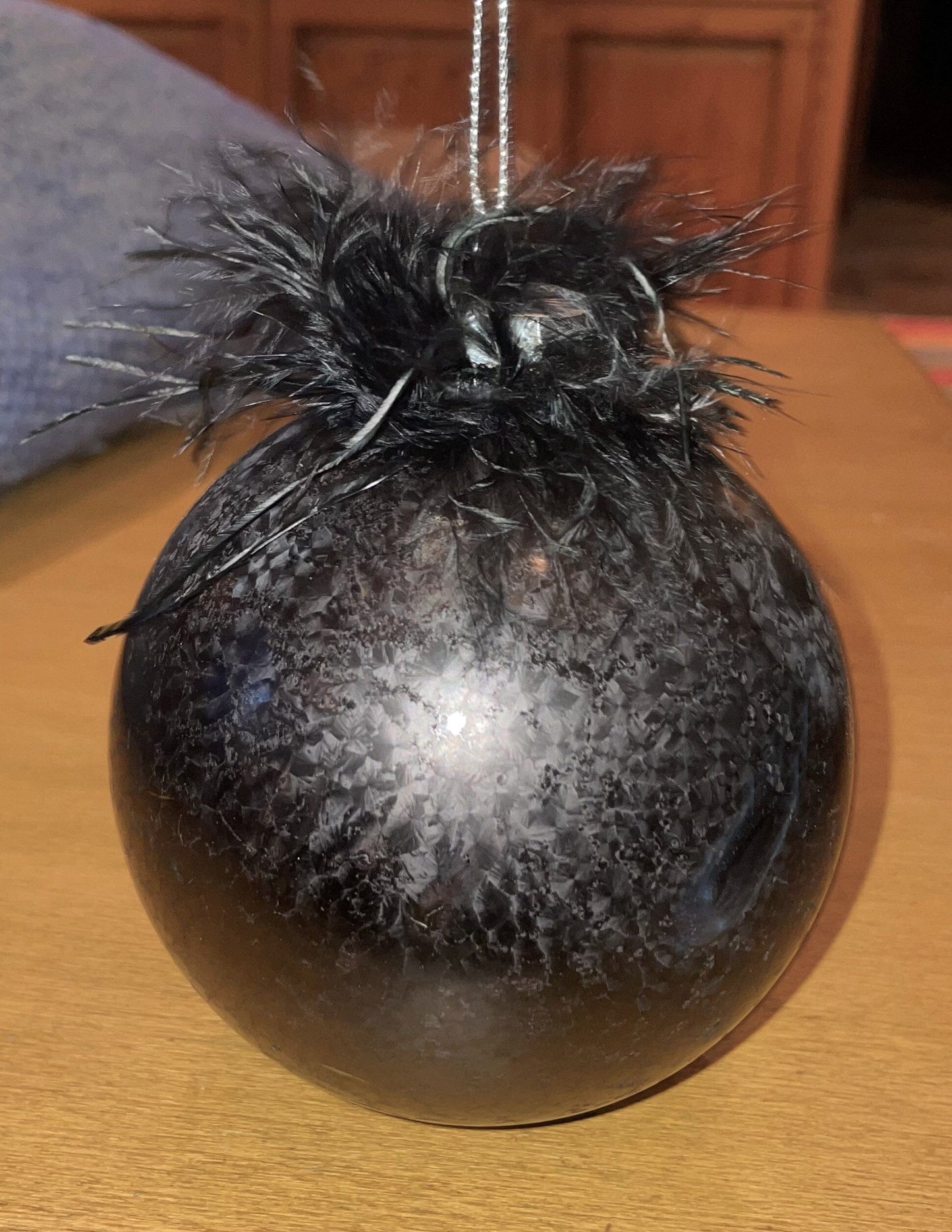 Christbaum Kugel, Weihnachtsschmuck, schwarz, Federn, grau Weihnachten Alpenfunkeln