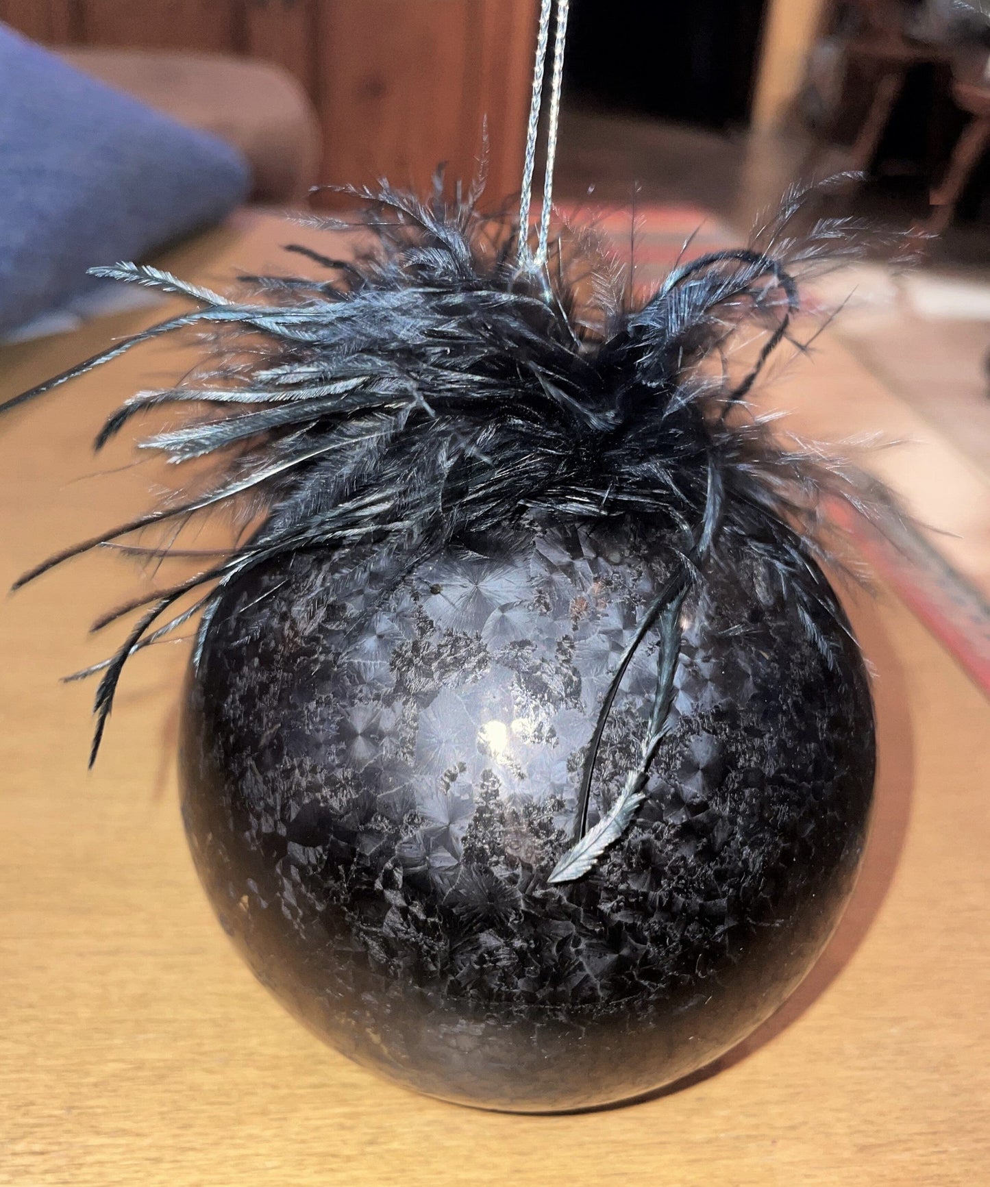 Christbaum Kugel, Weihnachtsschmuck, schwarz, Federn, grau Weihnachten Alpenfunkeln
