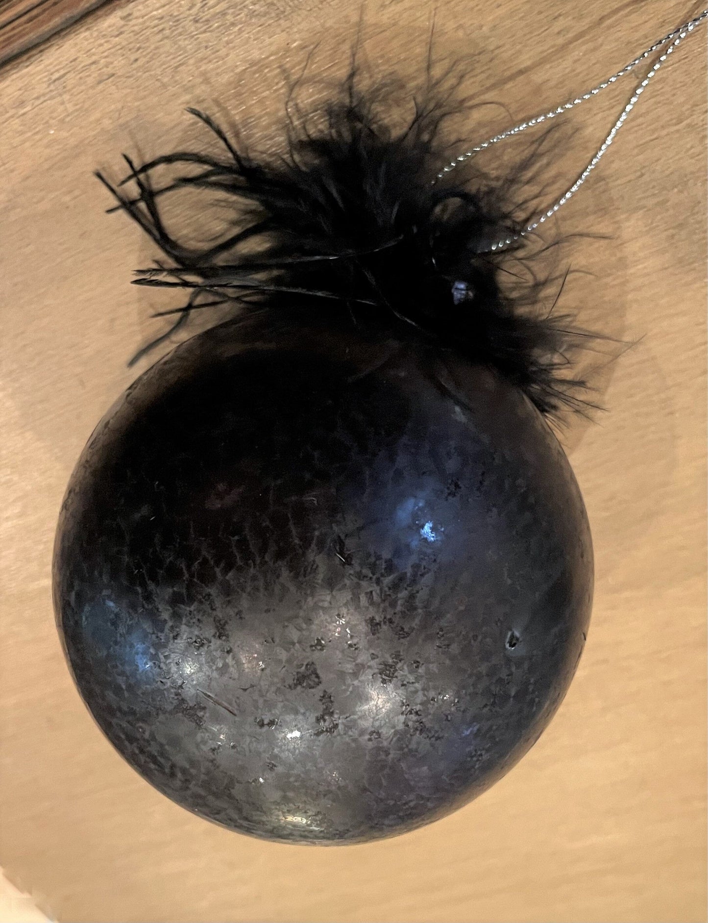 Christbaum Kugel, Weihnachtsschmuck, schwarz, Federn, grau Weihnachten Alpenfunkeln