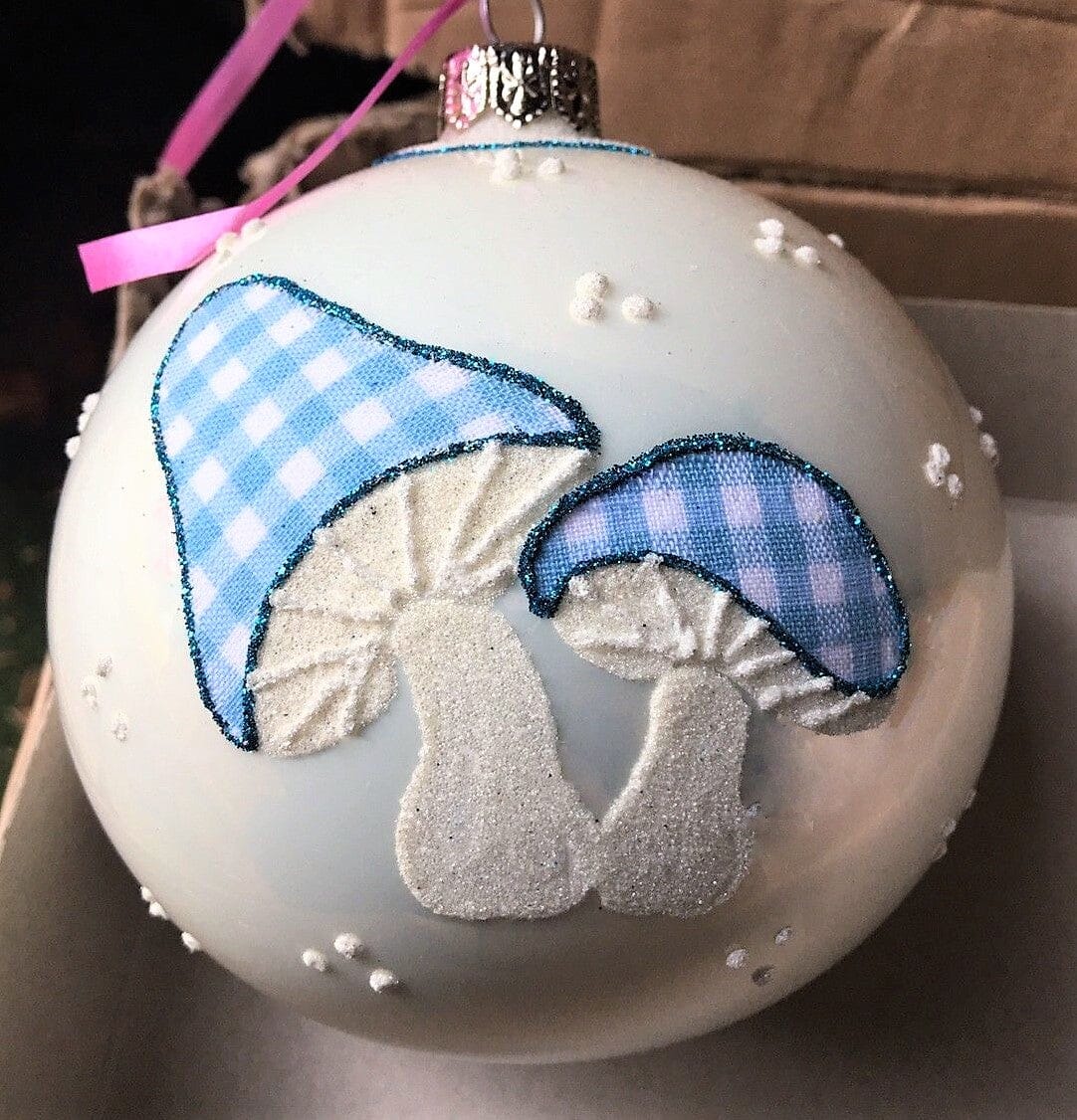 Christbaum Kugel, Weihnachtsschmuck, weiß Pilze, hellblau, bayrisch – Alpenfunkeln