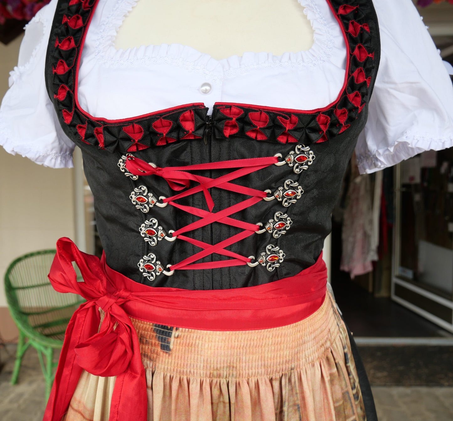 Dirndl Krüger Madl, Druckschürze, schwarz rot Midi 60 cm Dirndl Krüger