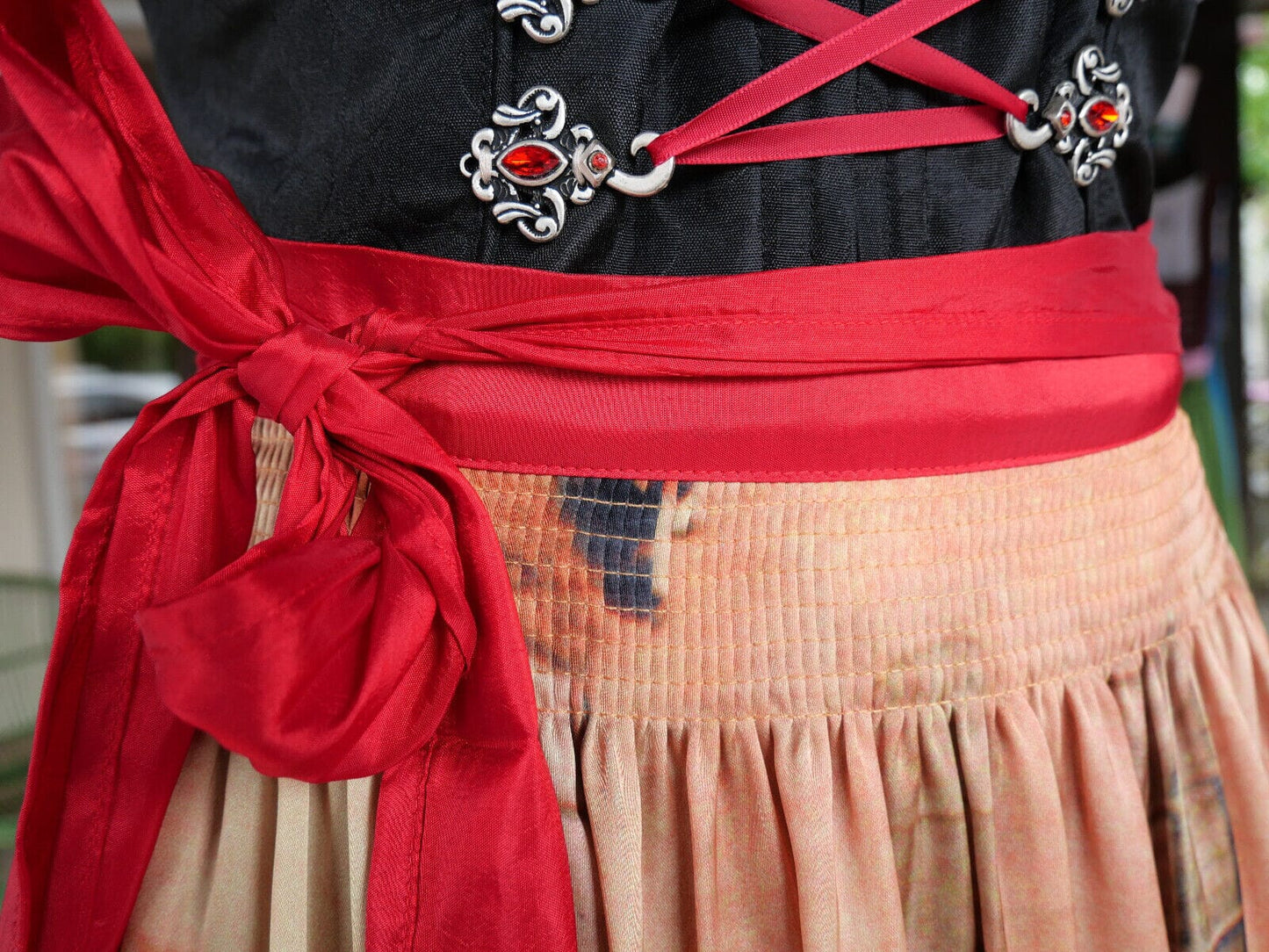 Dirndl Krüger Madl, Druckschürze, schwarz rot Midi 60 cm Dirndl Krüger