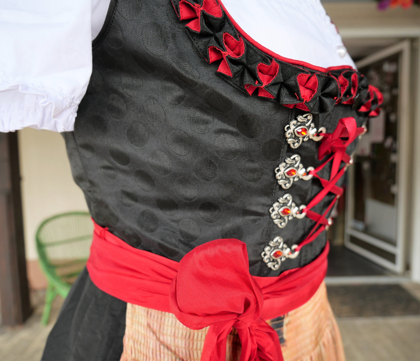 Dirndl Krüger Madl, Druckschürze, schwarz rot Midi 60 cm Dirndl Krüger