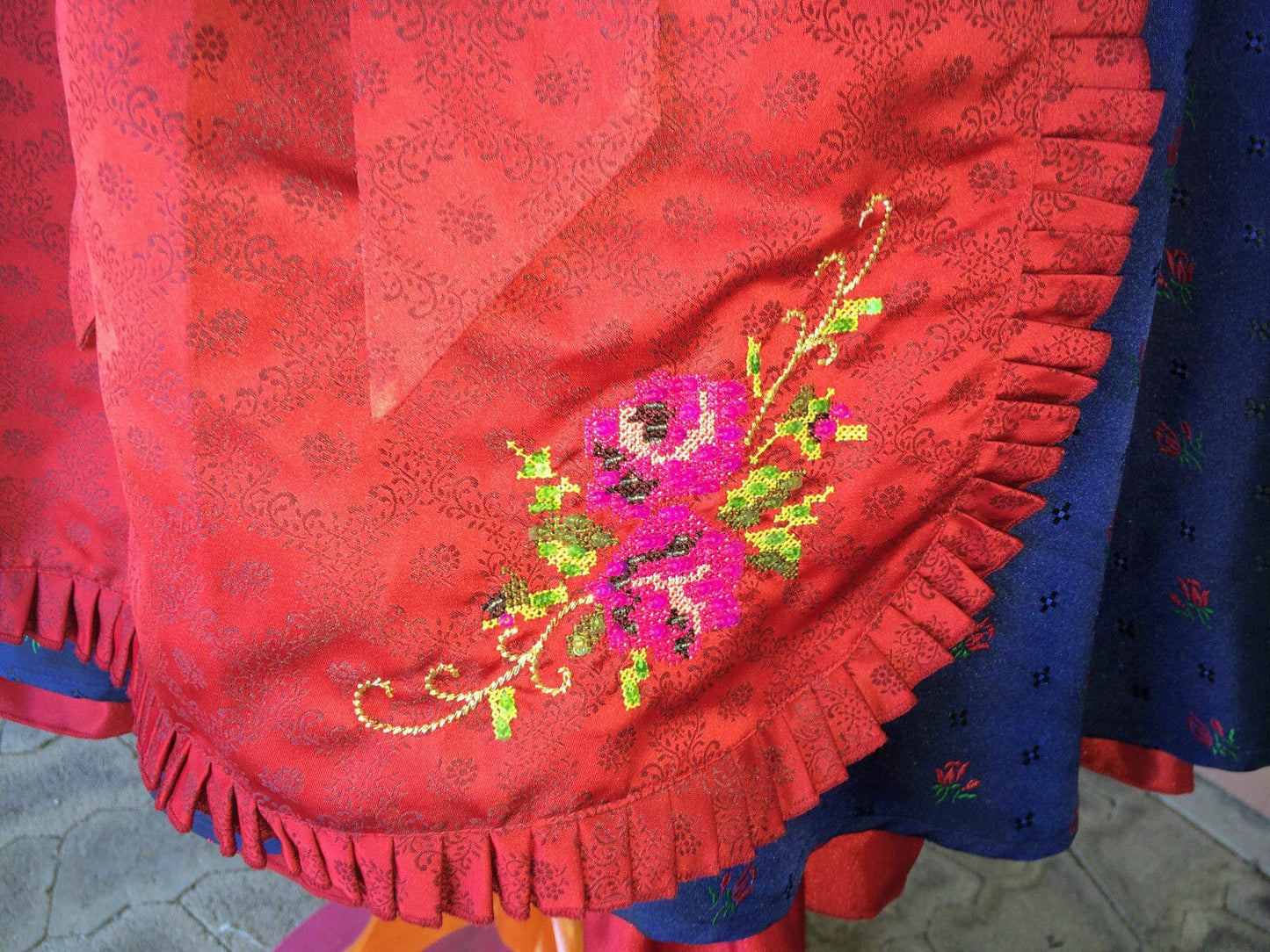 Dirndl Trentini, Josefine, blau rot, Midi 70 cm, Miederschnürung Dirndl Julia Trentini