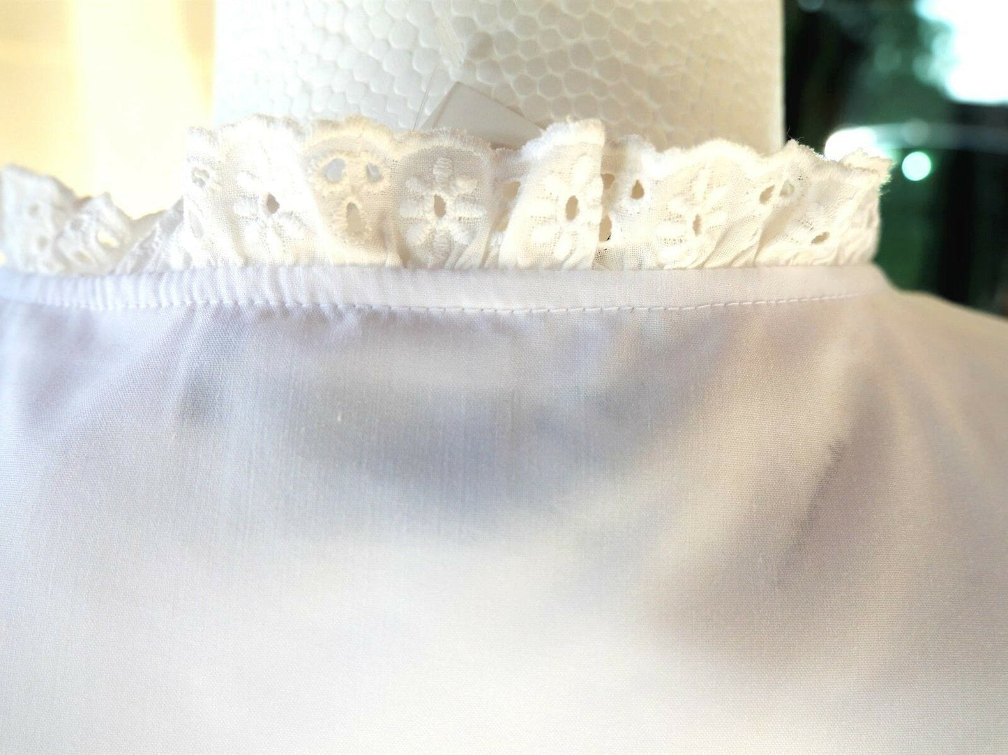 Dirndlbluse, Hess, weiß, halbarm, Knöpfe, Herzausschnitt, Spitze Dirndlblusen Hess