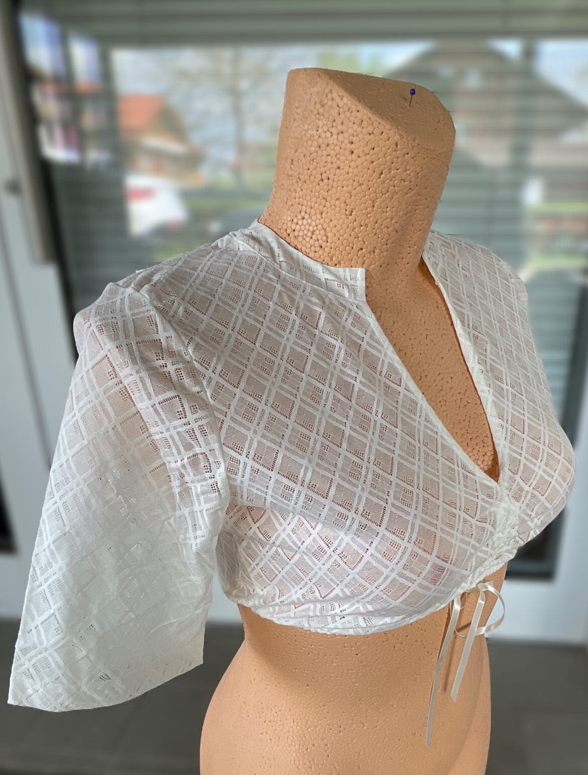 Dirndlbluse Nina von C., Martha champagner, halbarm, V-Ausschnitt Dirndlblusen Nina von C.