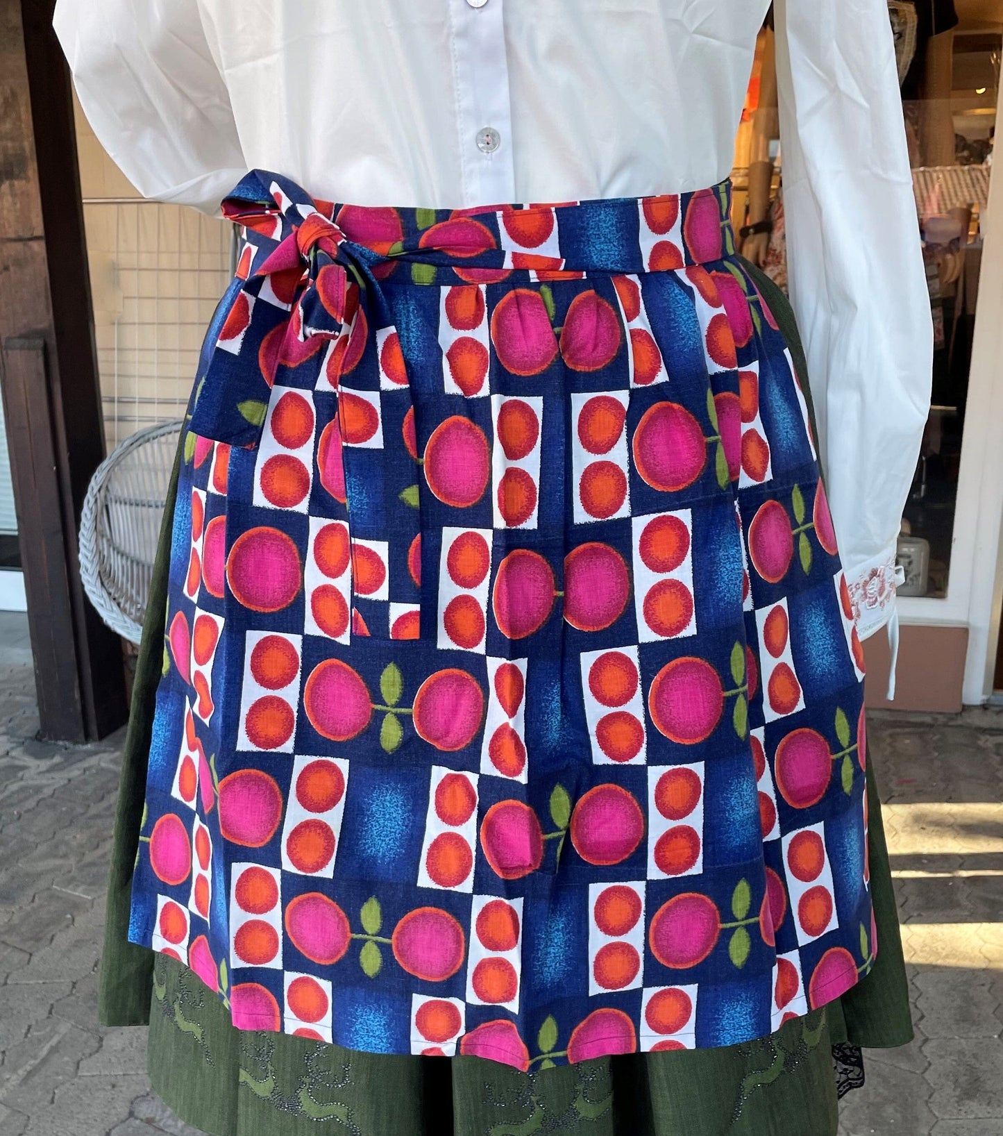 Dirndlschürze, Schürze, Retro, rot blau für 50 55 cm, Gr. 2 Schürze Eigenmarke
