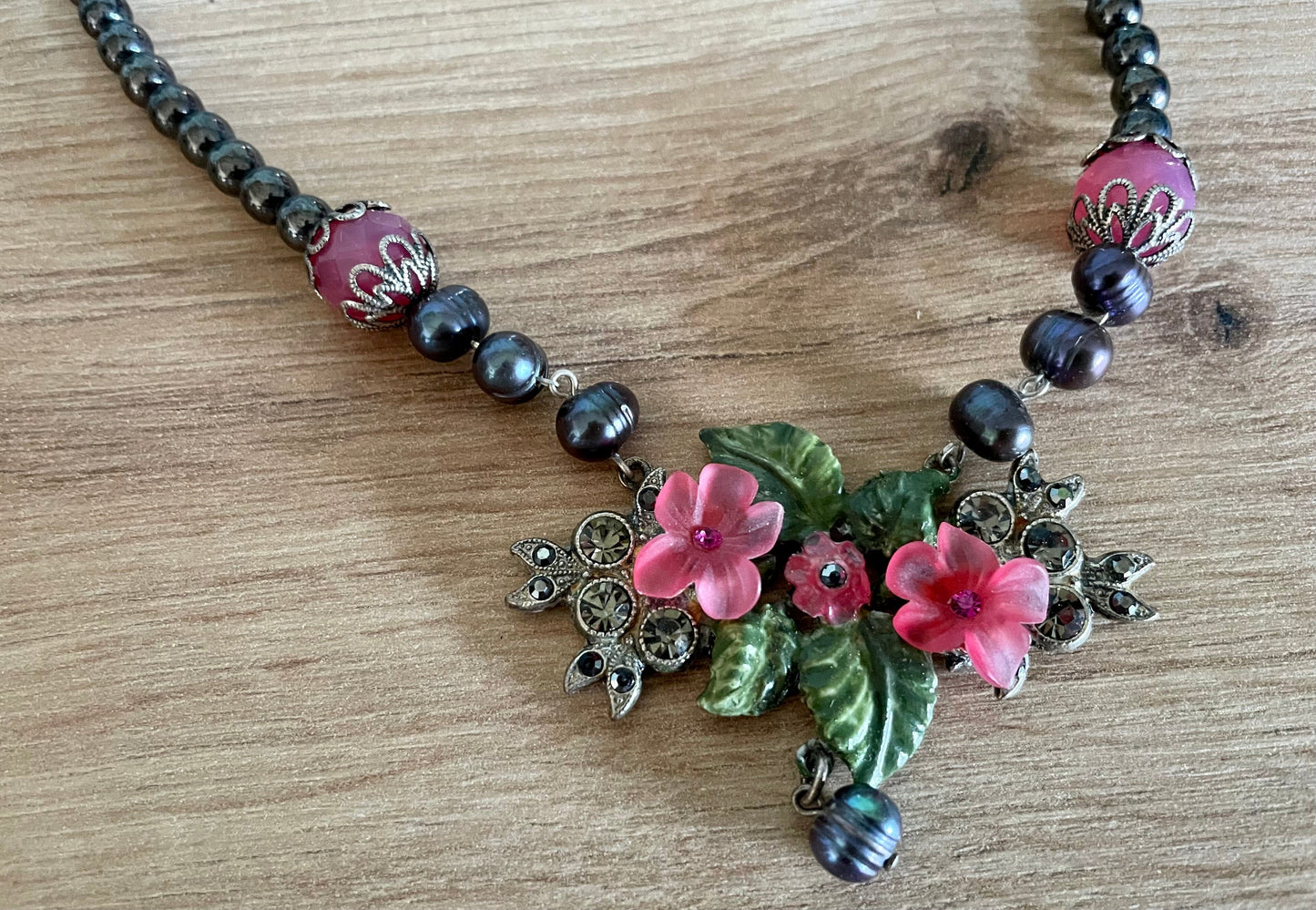 Trachten Kette Collier, lila, pink Blüten Perlen Kette Alpenwahn