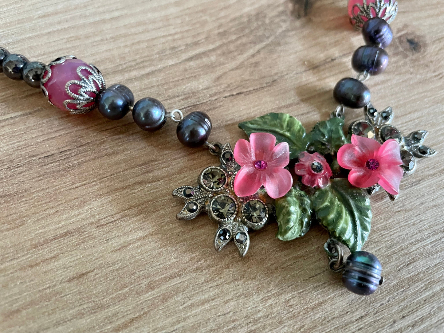 Trachten Kette Collier, lila, pink Blüten Perlen Kette Alpenwahn