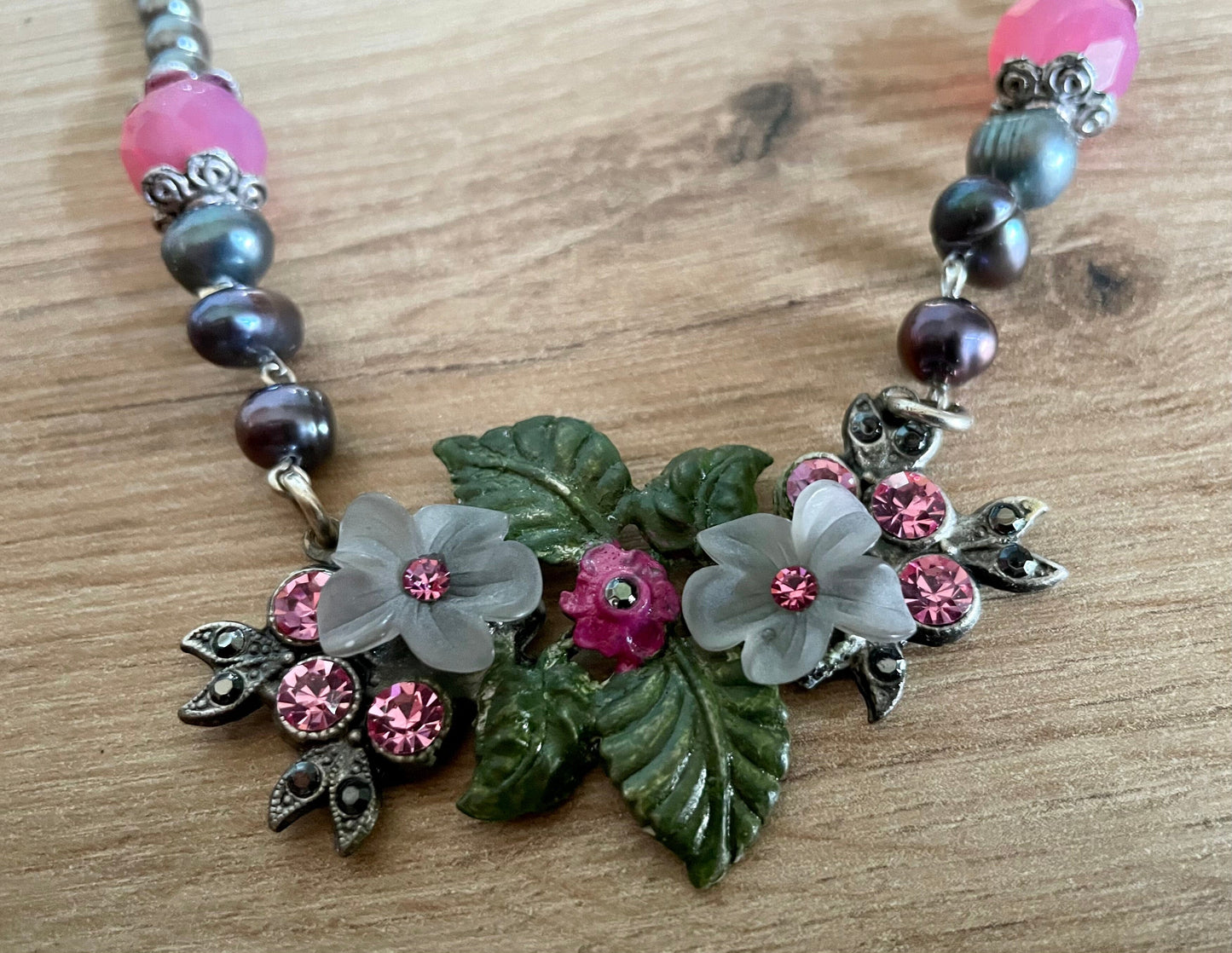 Trachten Kette Collier, pink, grau Blüten Perlen Kette Alpenwahn