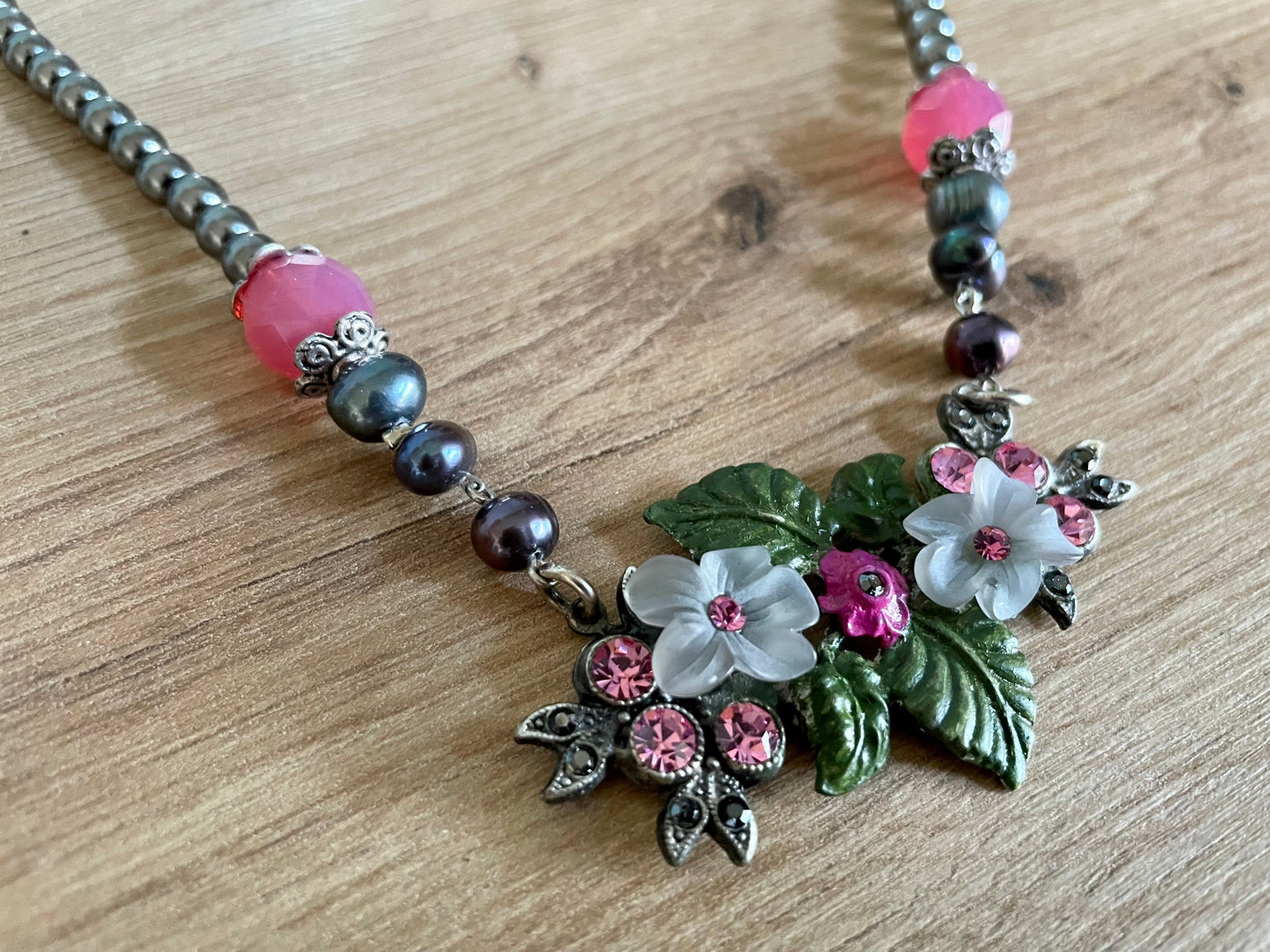 Trachten Kette Collier, pink, grau Blüten Perlen Kette Alpenwahn