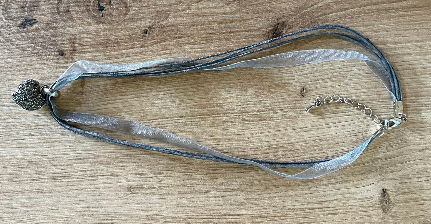 Trachten Kette mit Herz und Strass, verschiedene Farben Kette Alpenfunkeln Grau dunkel