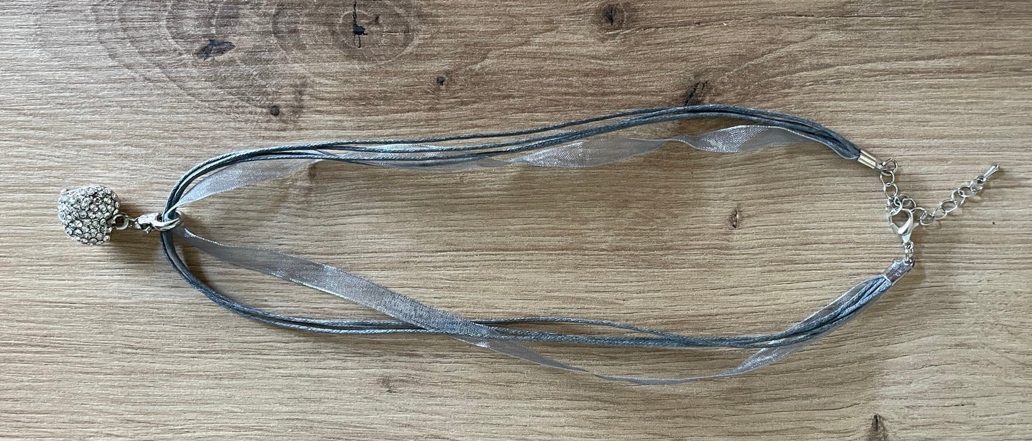 Trachten Kette mit Herz und Strass, verschiedene Farben Kette Alpenfunkeln Grau hell