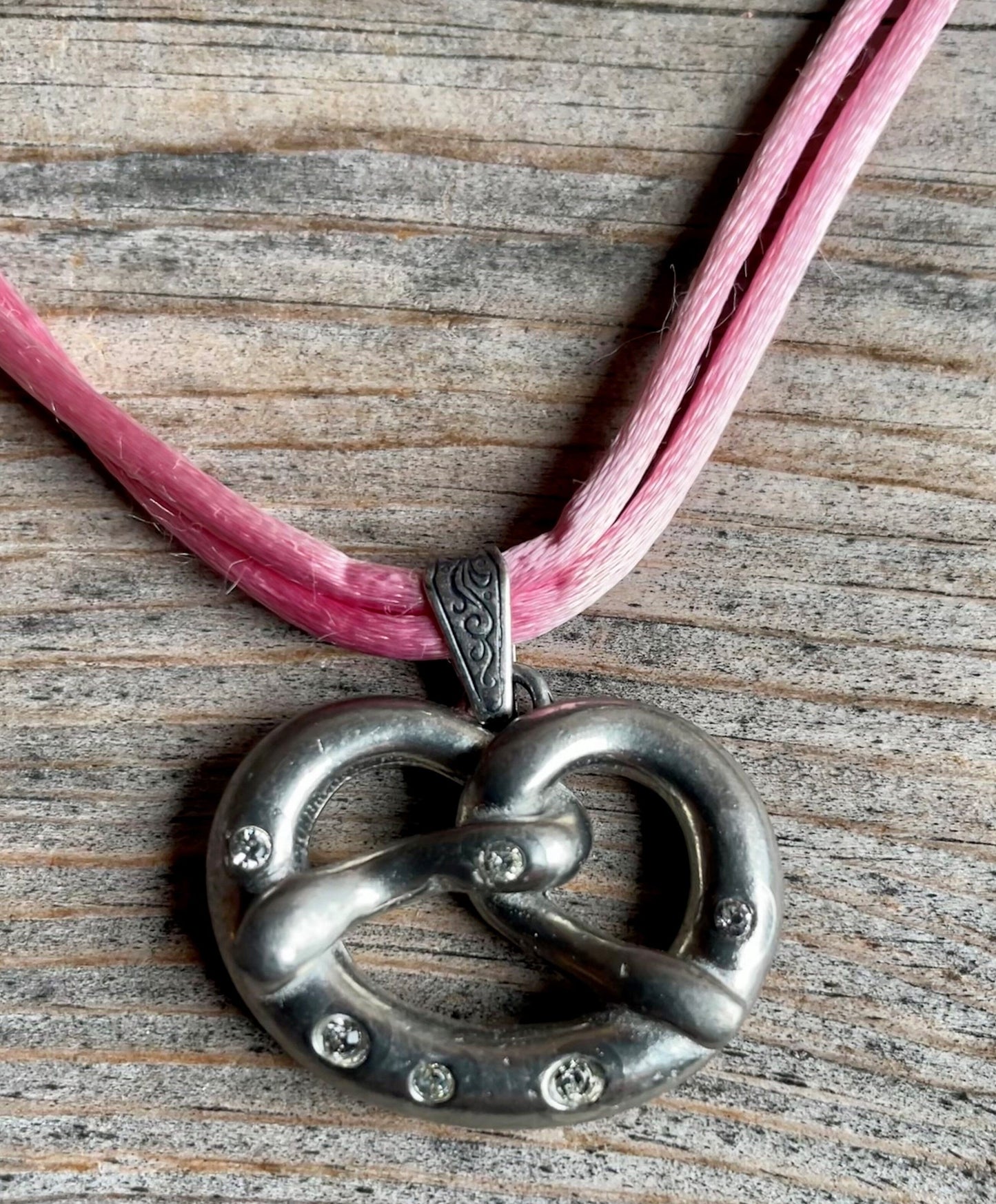 Trachten Kette rosa Satinband mit Swarowski Breze Kette Alpenwahn