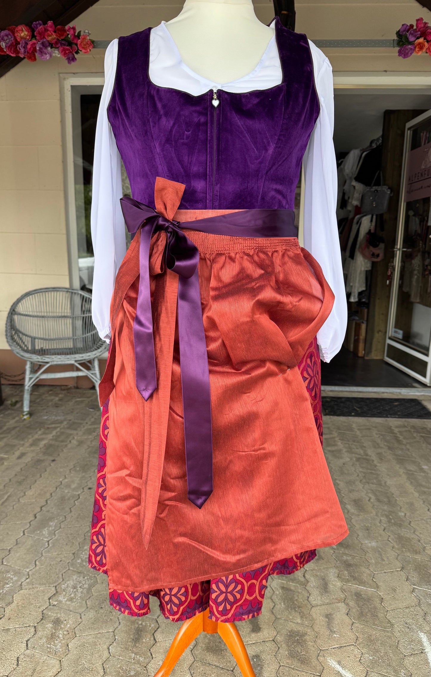 Dirndl Alpenfee, Fabienne, Orange, lila, rot, Samtdirndl, 75cm