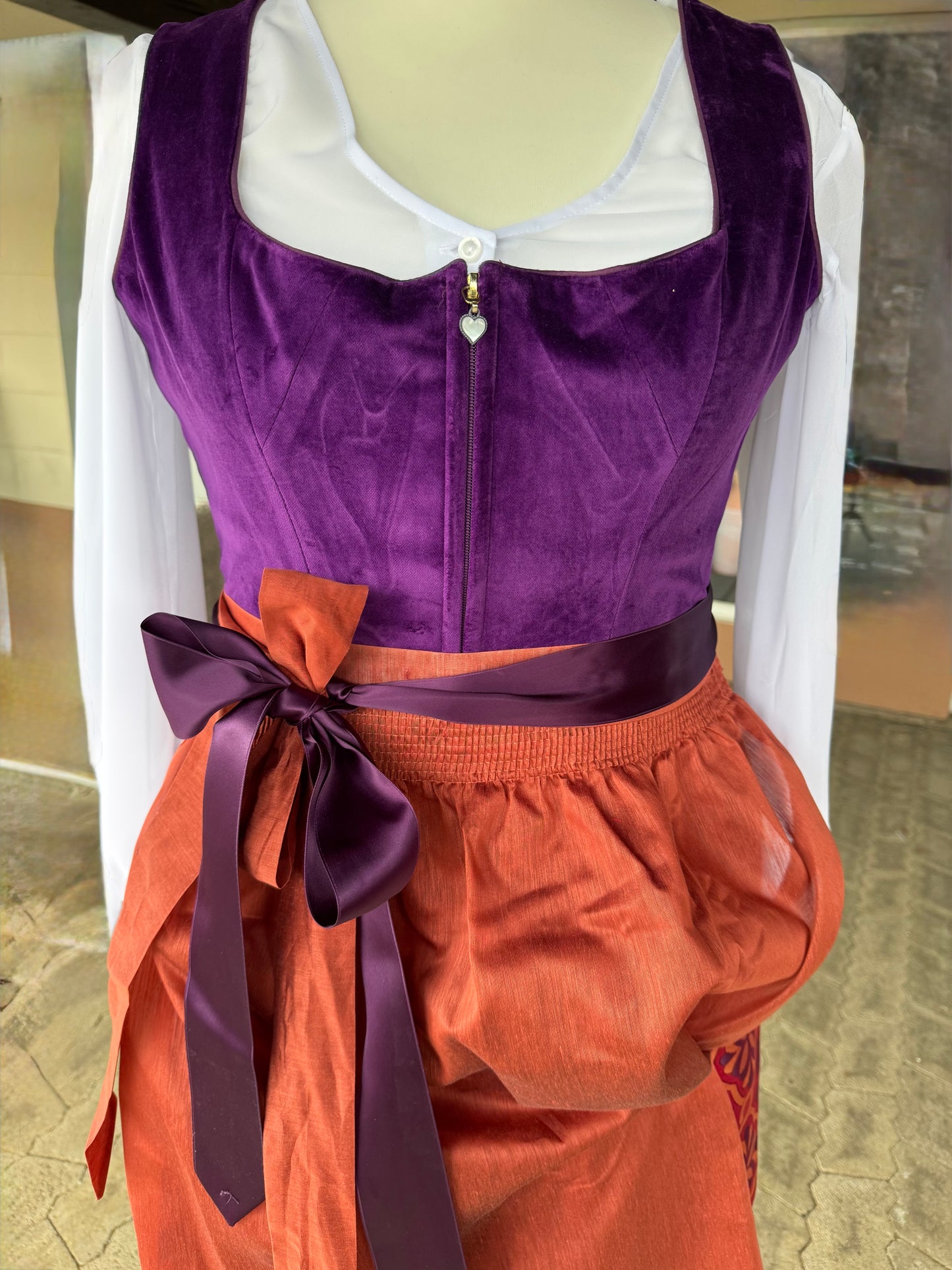 Dirndl Alpenfee, Fabienne, Orange, lila, rot, Samtdirndl, 75cm
