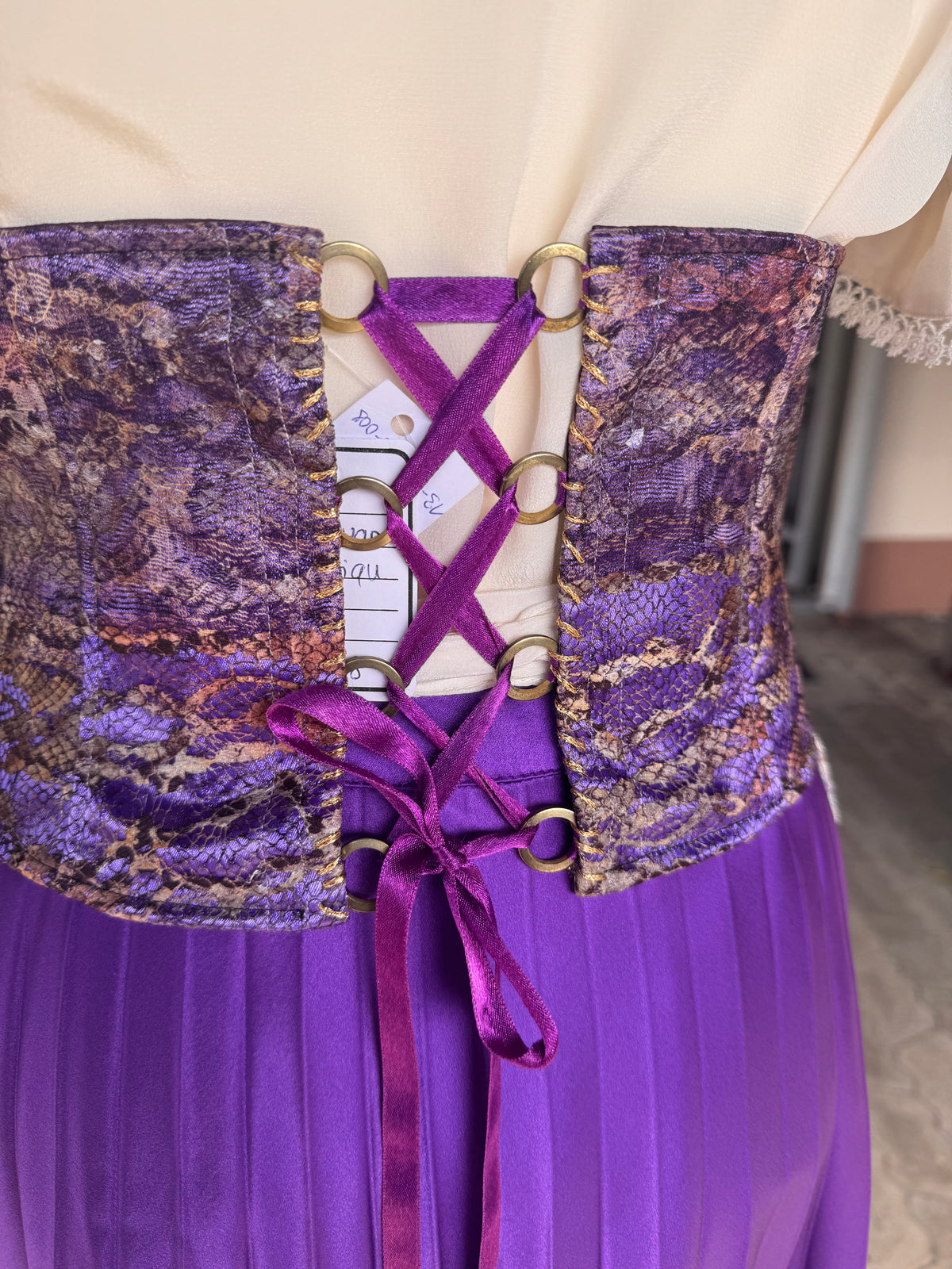 Tian von Tastique Dirndl, 4-Teiler Mieder, Rock, Schürze, lila, Gr. 38 Unikat