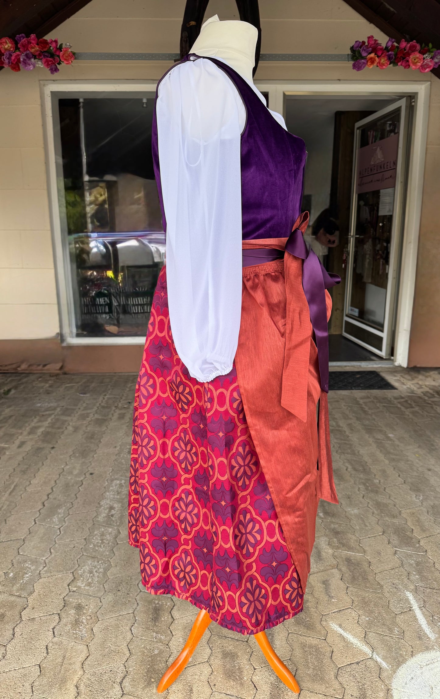 Dirndl Alpenfee, Fabienne, Orange, lila, rot, Samtdirndl, 75cm