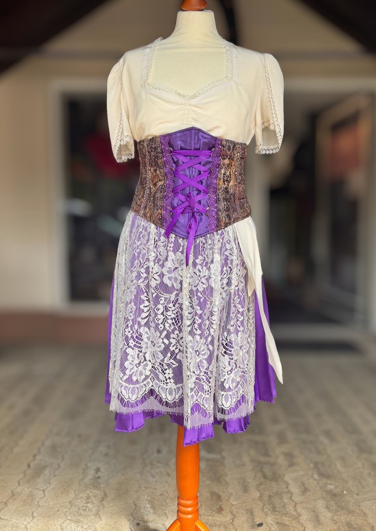 Tian von Tastique Dirndl, 4-Teiler Mieder, Rock, Schürze, lila, Gr. 38 Unikat
