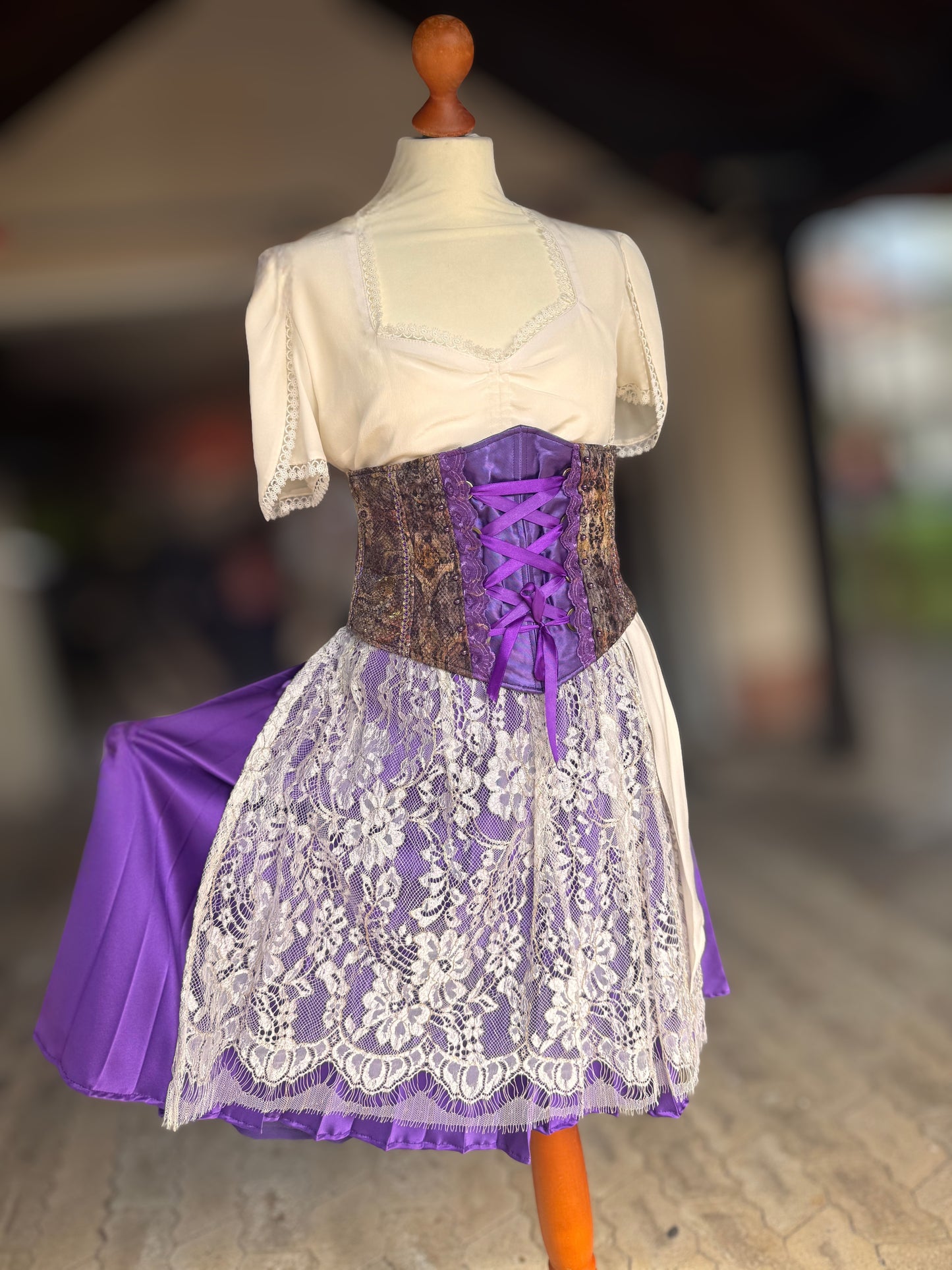 Tian von Tastique Dirndl, 4-Teiler Mieder, Rock, Schürze, lila, Gr. 38 Unikat