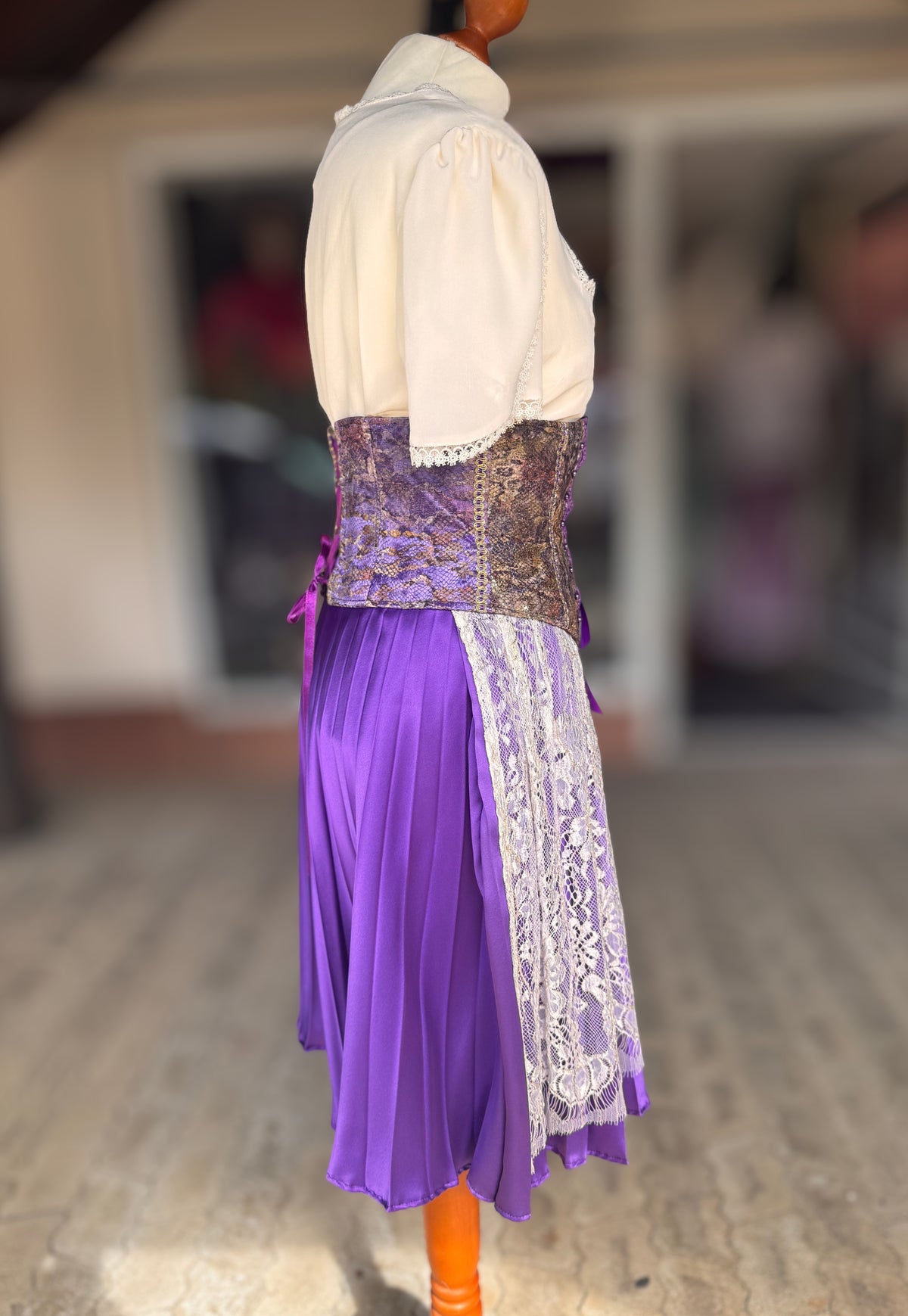 Tian von Tastique Dirndl, 4-Teiler Mieder, Rock, Schürze, lila, Gr. 38 Unikat