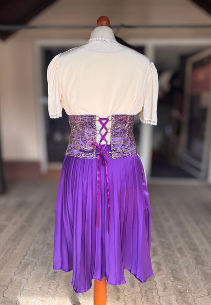 Tian von Tastique Dirndl, 4-Teiler Mieder, Rock, Schürze, lila, Gr. 38 Unikat