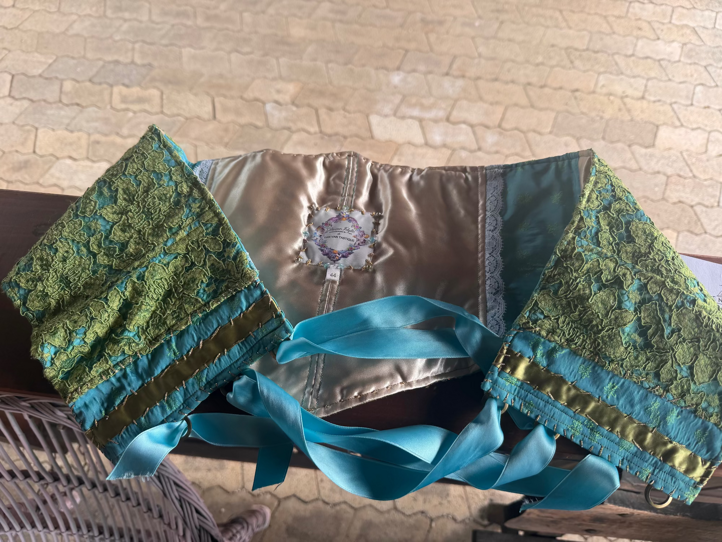 Tian von Tastique Dirndl, 4-Teiler Mieder, Rock, Schürze, Gr. 44 Unikat