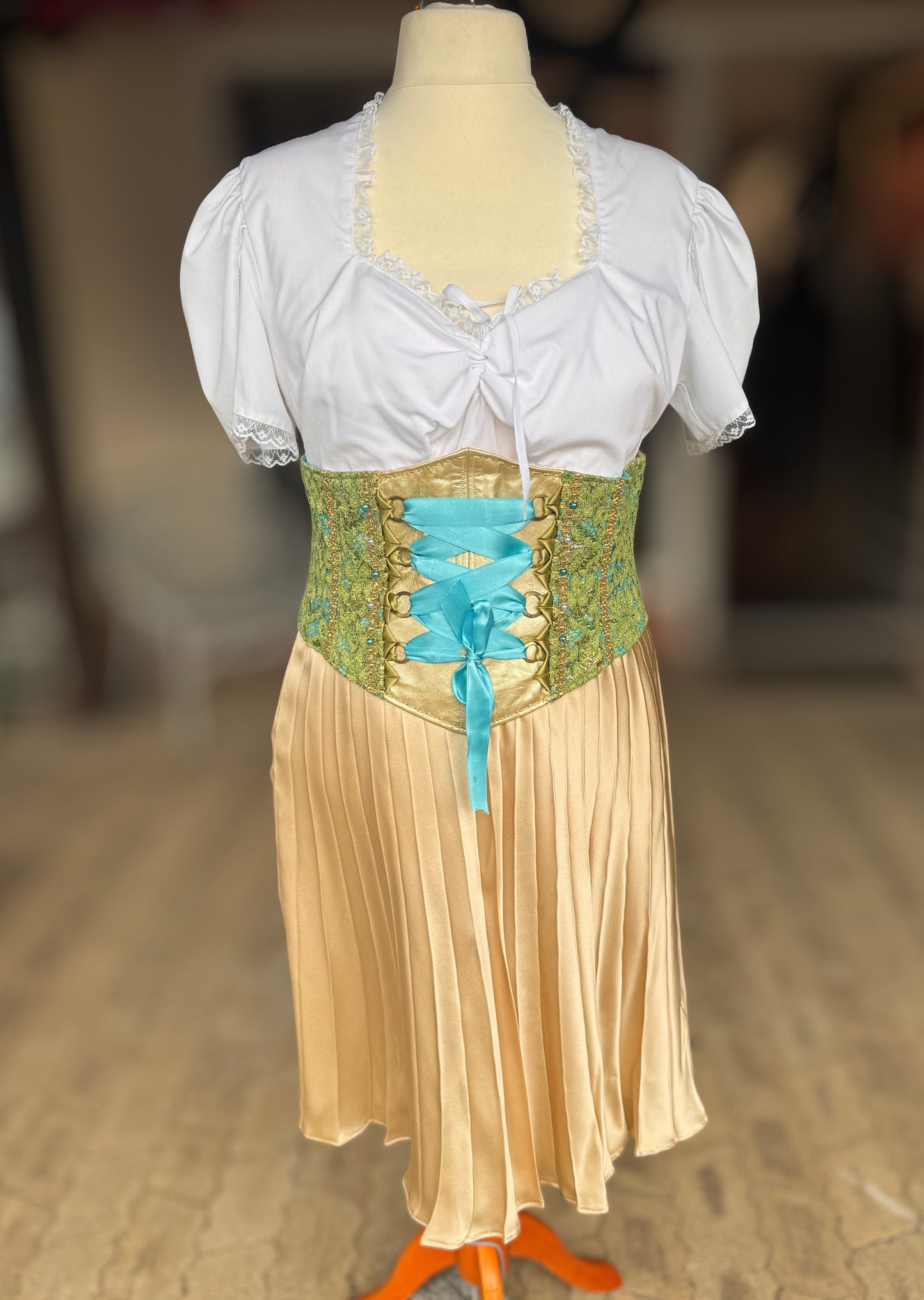 Tian von Tastique Dirndl, 4-Teiler Mieder, Rock, Schürze, Gr. 44 Unikat