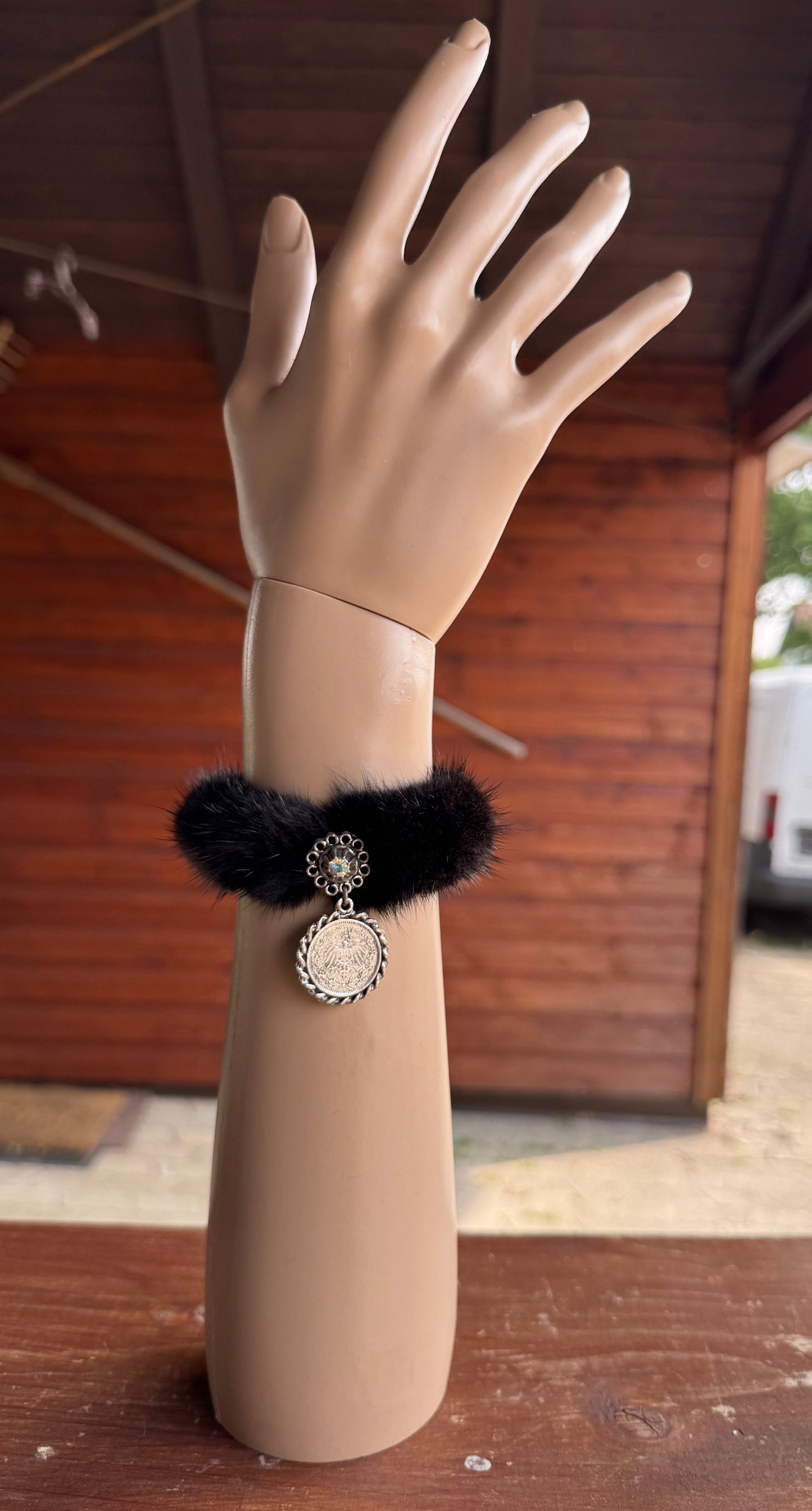 Trachten Armband, schwarz, Fell, Münze, Pelz
