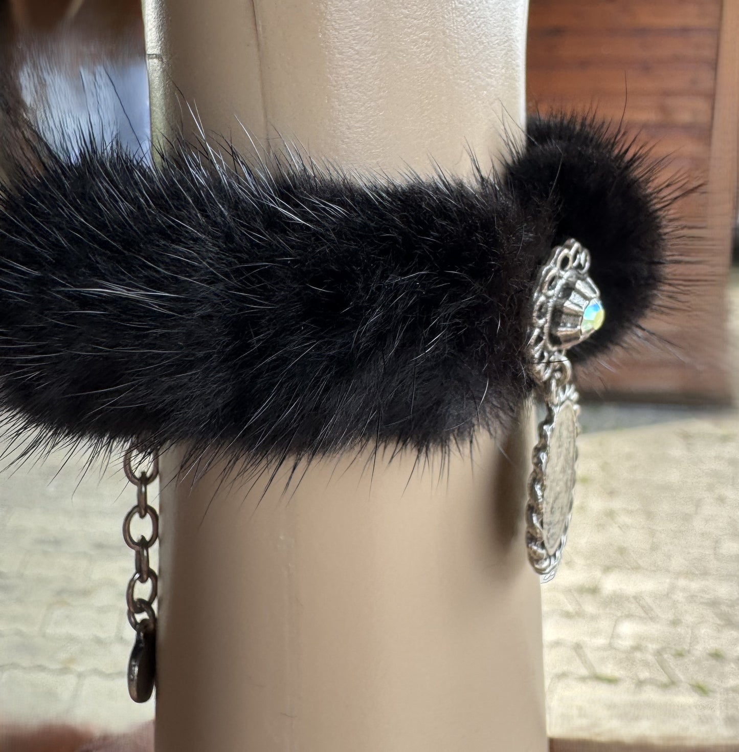 Trachten Armband, schwarz, Fell, Münze, Pelz