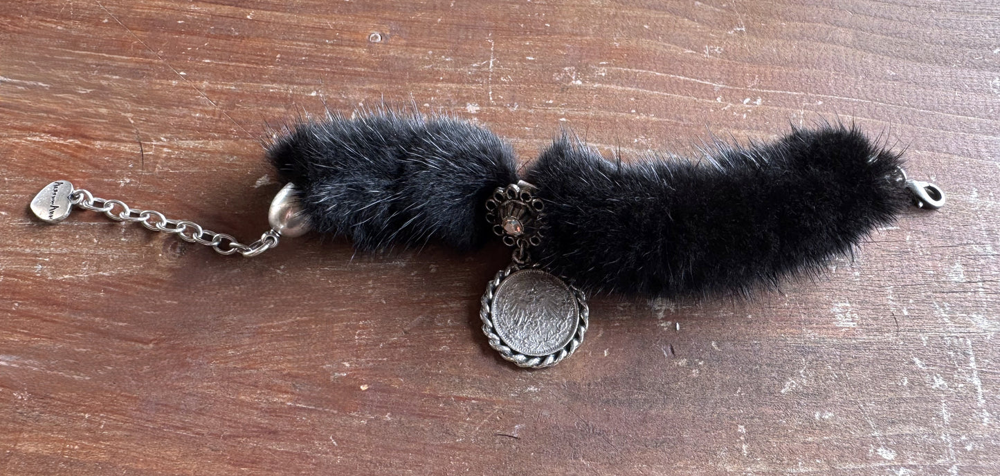 Trachten Armband, schwarz, Fell, Münze, Pelz